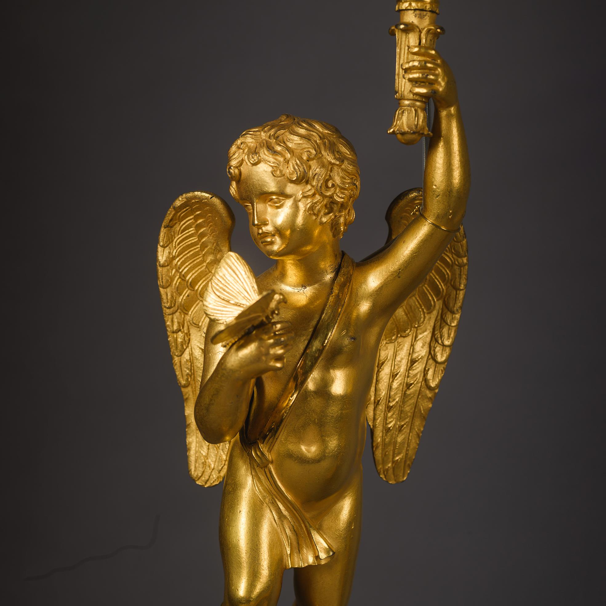 Pareja de candelabros figurados de bronce dorado Charles X, equipados como lámparas Carlos X en venta