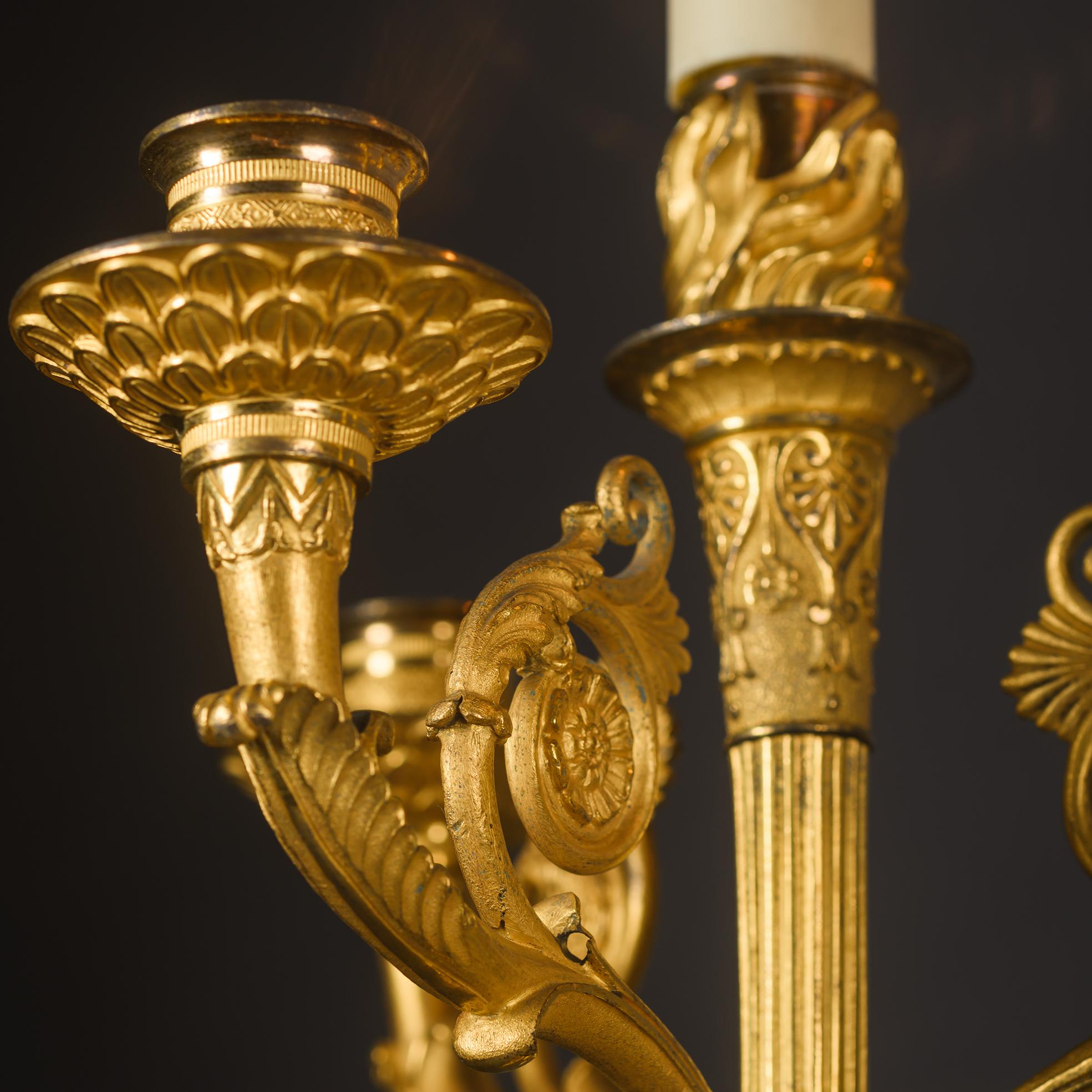 Pareja de candelabros figurados de bronce dorado Charles X, equipados como lámparas en Bueno estado para la venta en Brighton, West Sussex