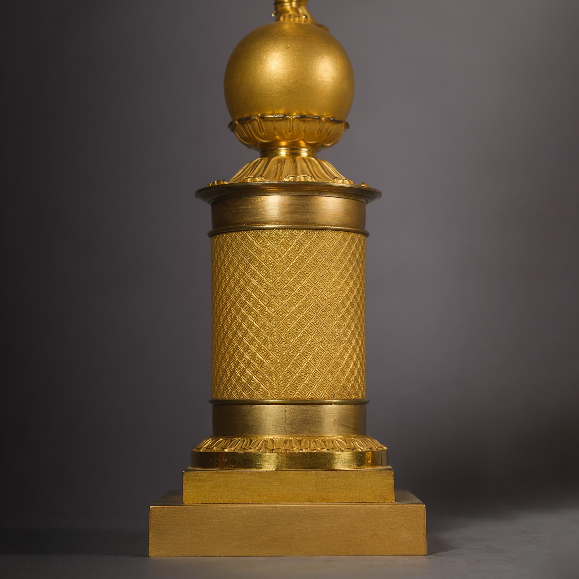 Pareja de candelabros figurados de bronce dorado Charles X, equipados como lámparas siglo XIX en venta