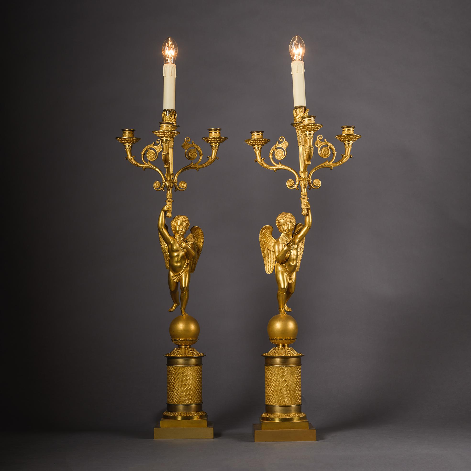Pareja de candelabros figurados de bronce dorado Charles X, equipados como lámparas Bronce en venta