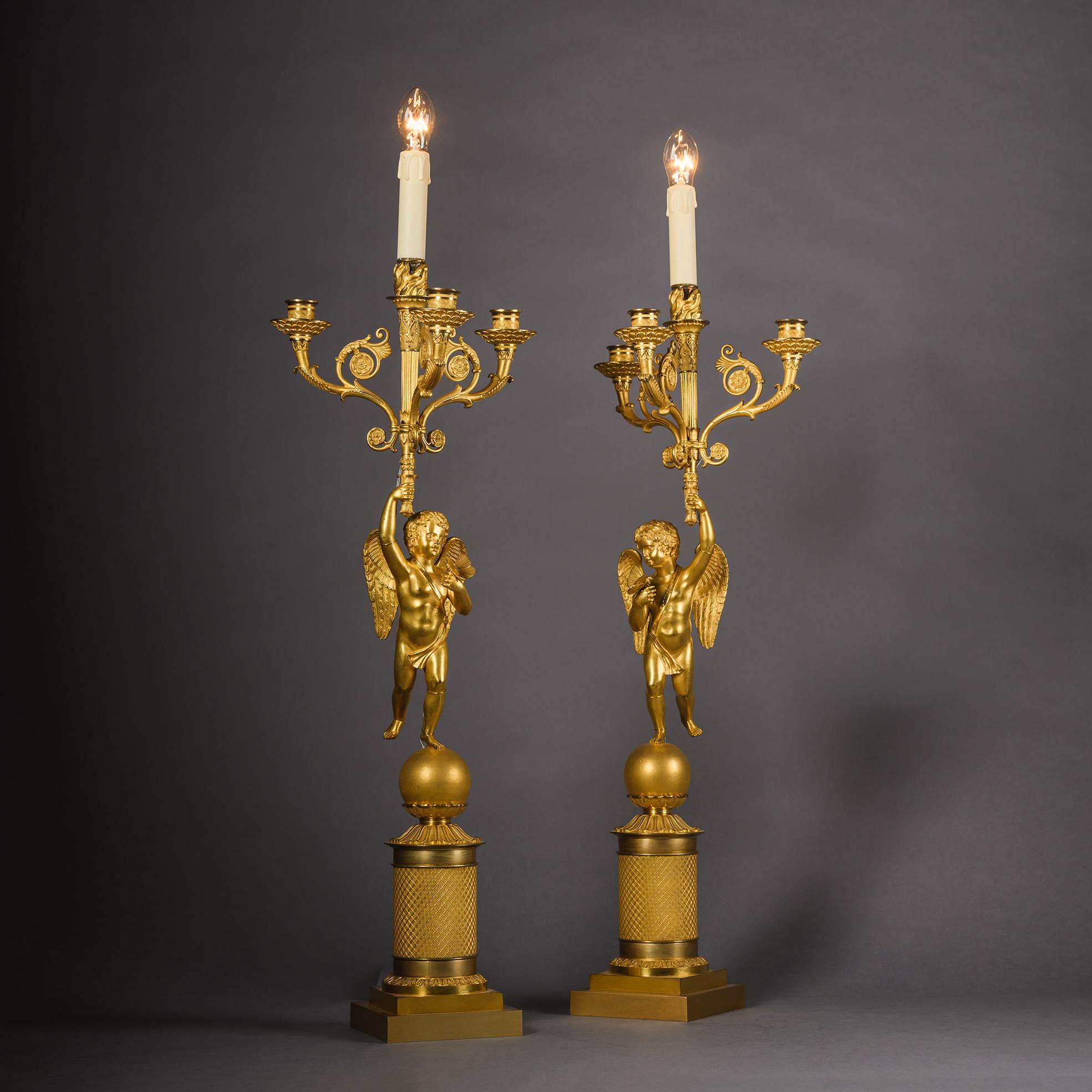 Pareja de candelabros figurados de bronce dorado Charles X, equipados como lámparas en venta 1