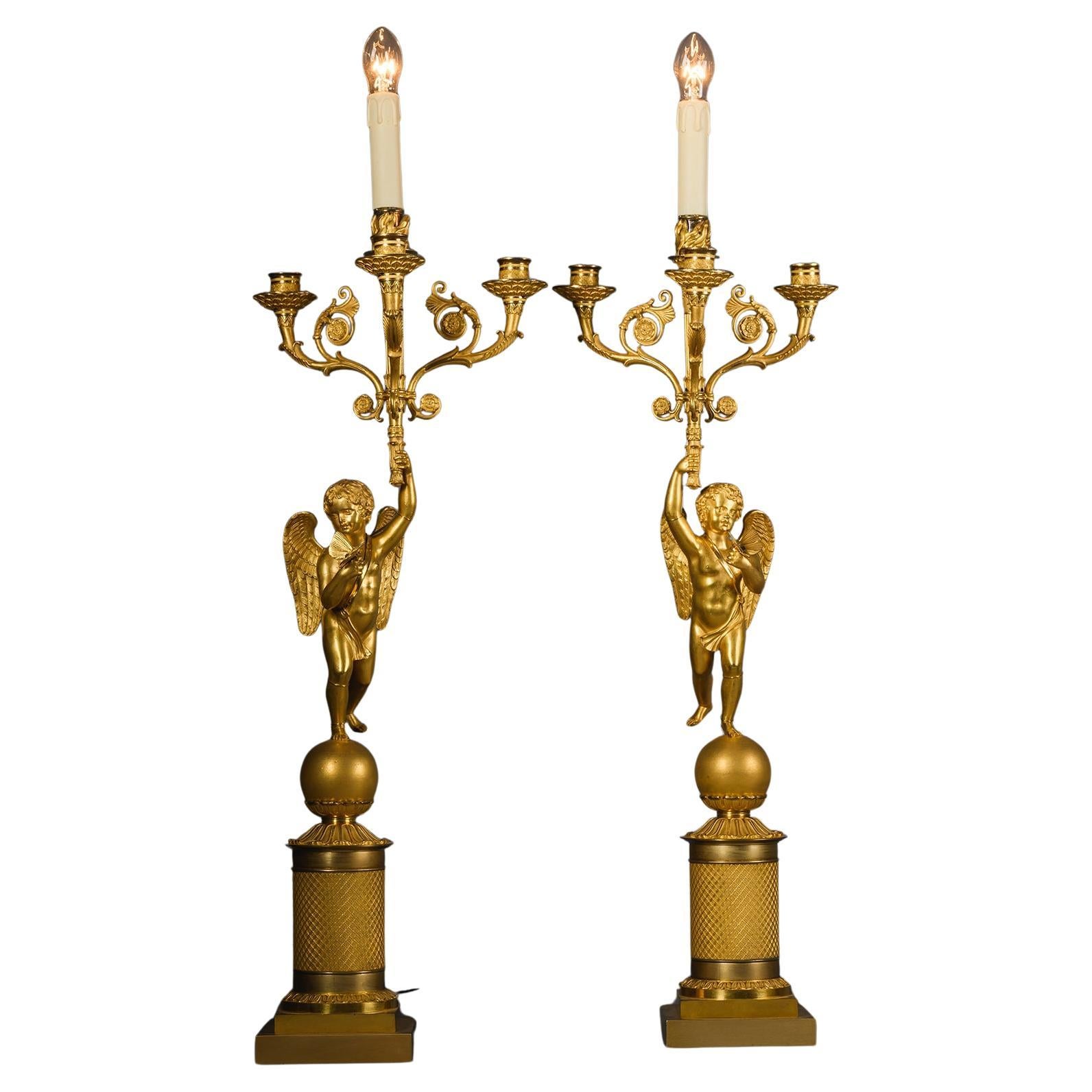 Pareja de candelabros figurados de bronce dorado Charles X, equipados como lámparas en venta