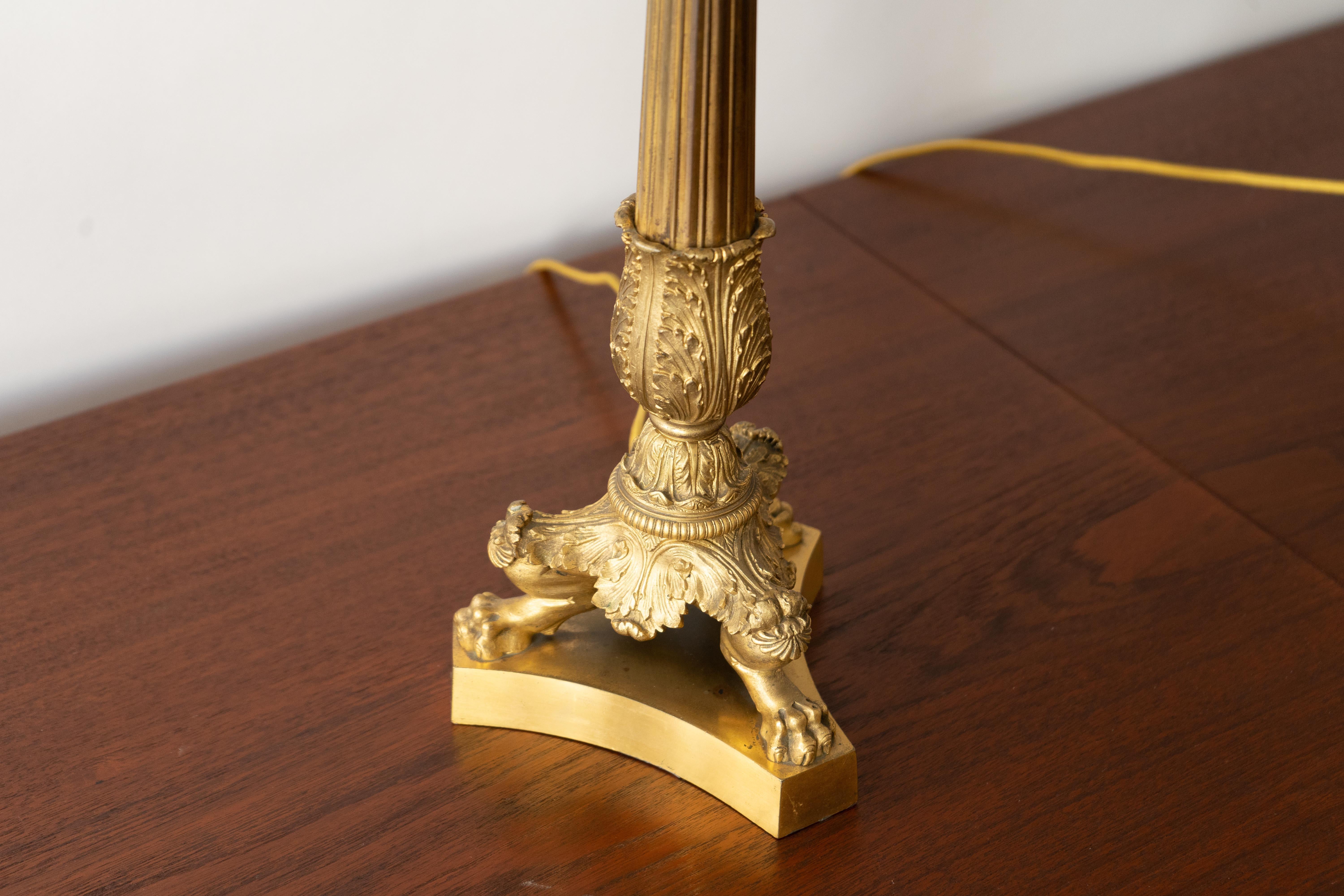 Paar Charles X Lampen aus vergoldeter Bronze (Vergoldet) im Angebot