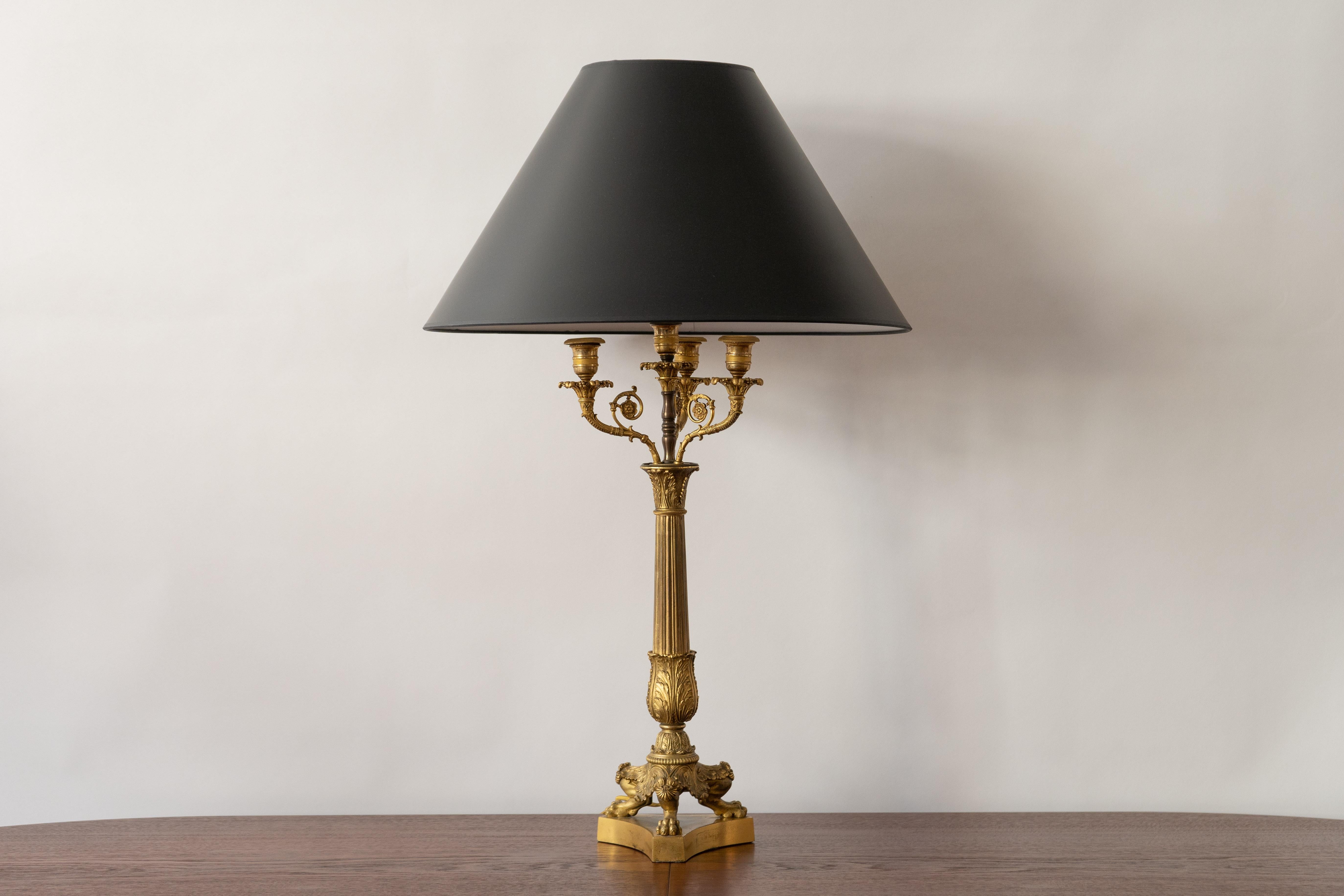 Paar Charles X Lampen aus vergoldeter Bronze im Zustand „Gut“ im Angebot in Cambridge, US