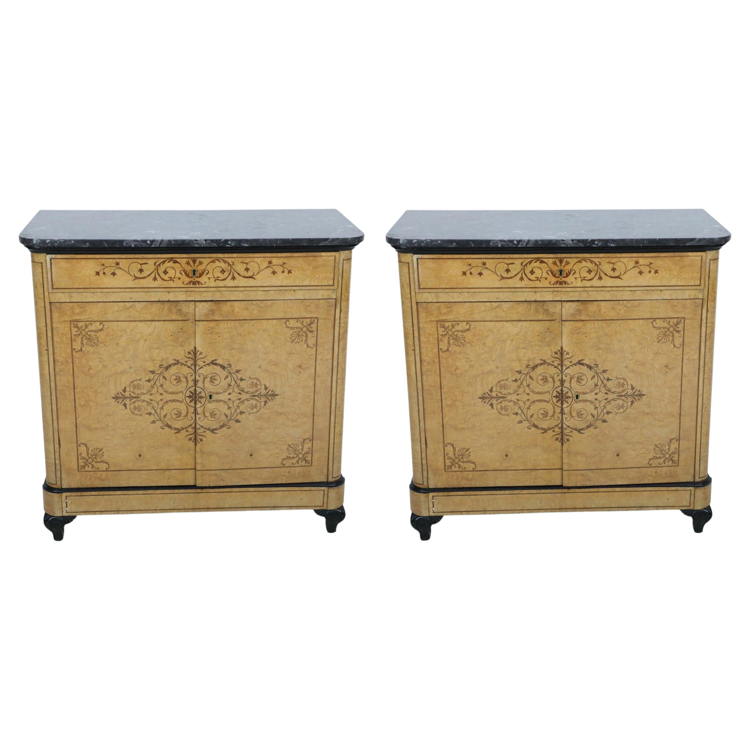 Paire de commodes Charles X en ronce d'érable incrustée et marbre noir