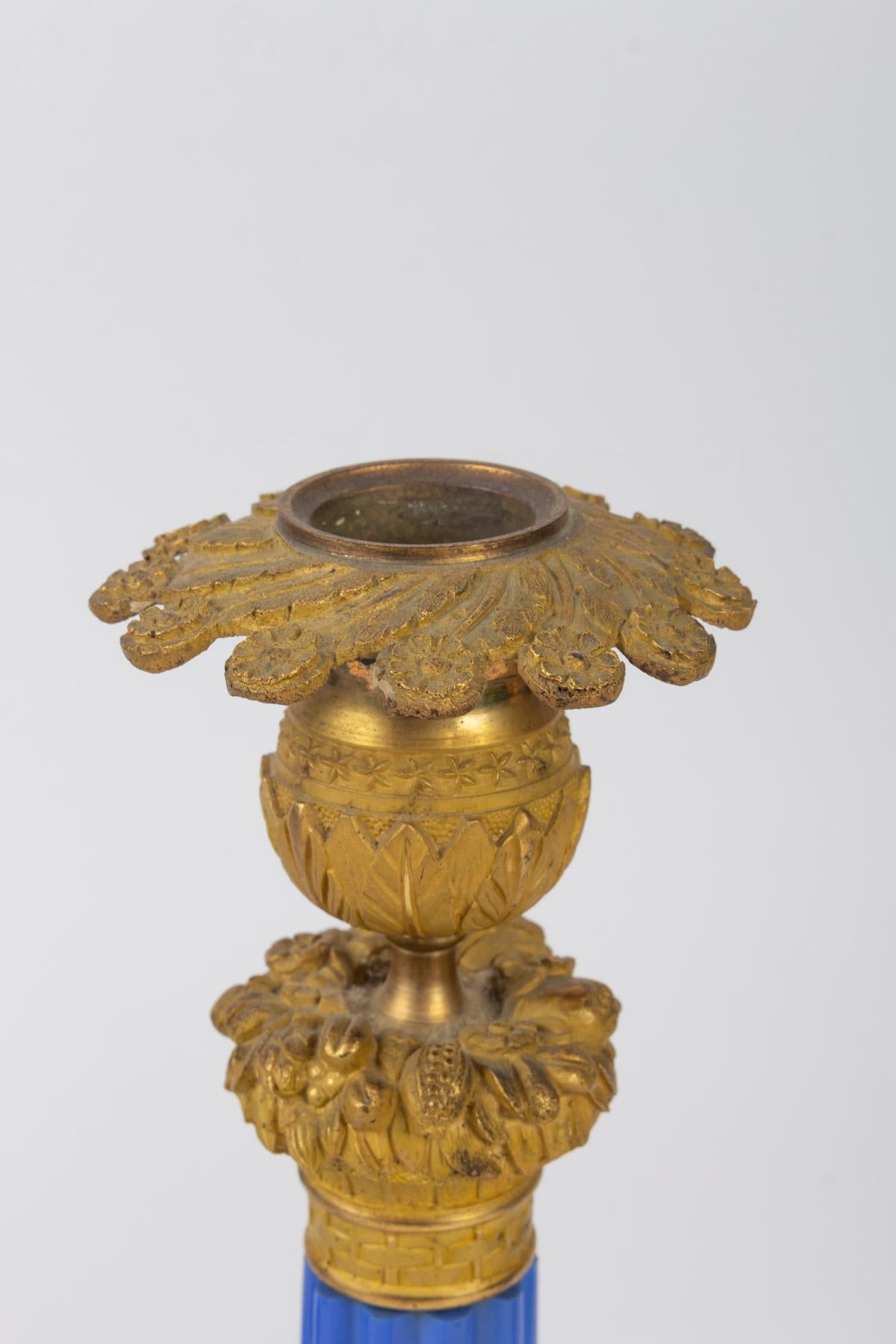 Paire de bougeoirs Charles X de couleur lavande en opaline et bronze doré.
Mesures : H 31 cm, D 12 cm.