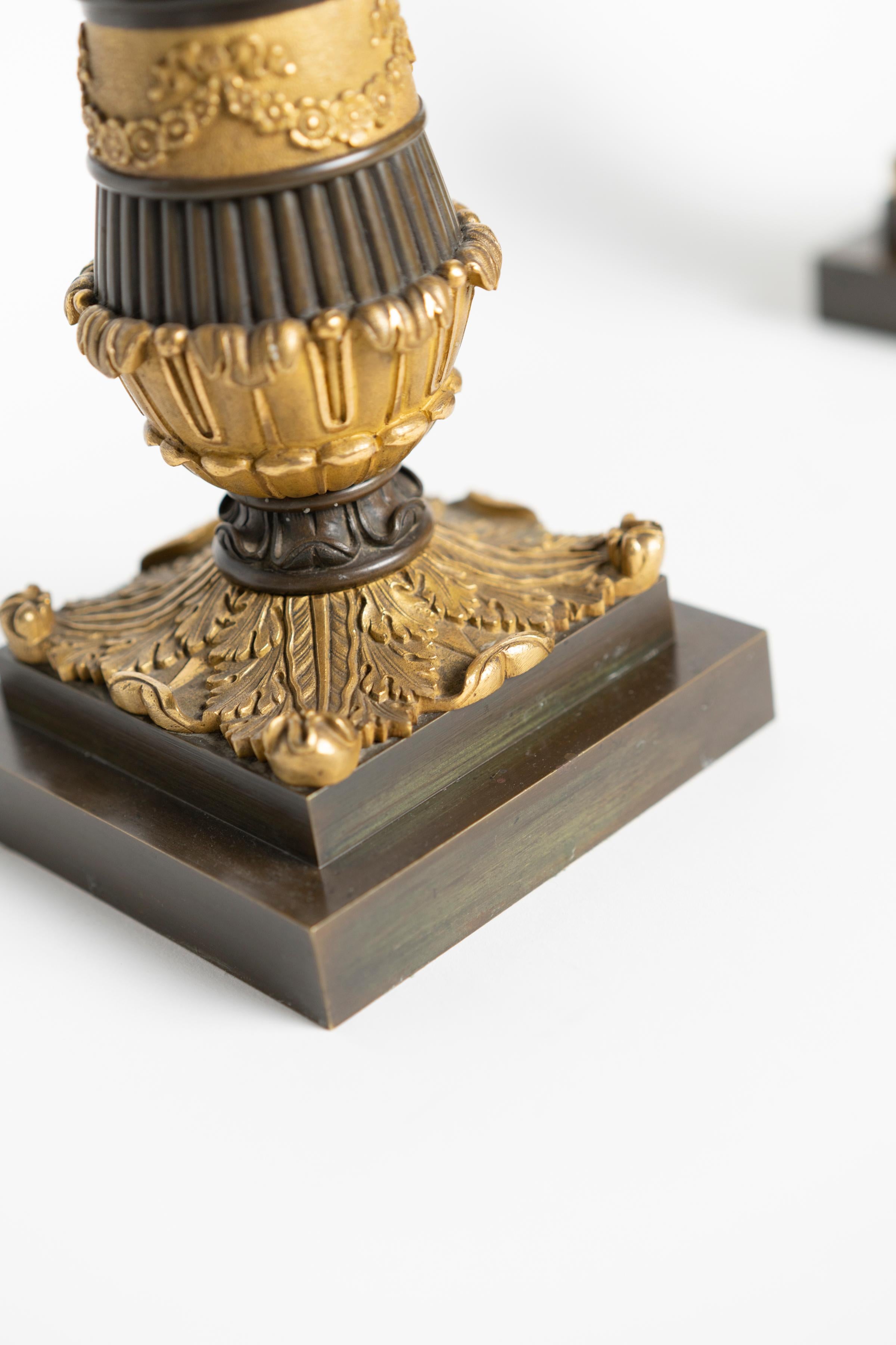 Paire de candélabres d'époque Charles X en bronze doré et patiné représentant un couple romain en vente 4