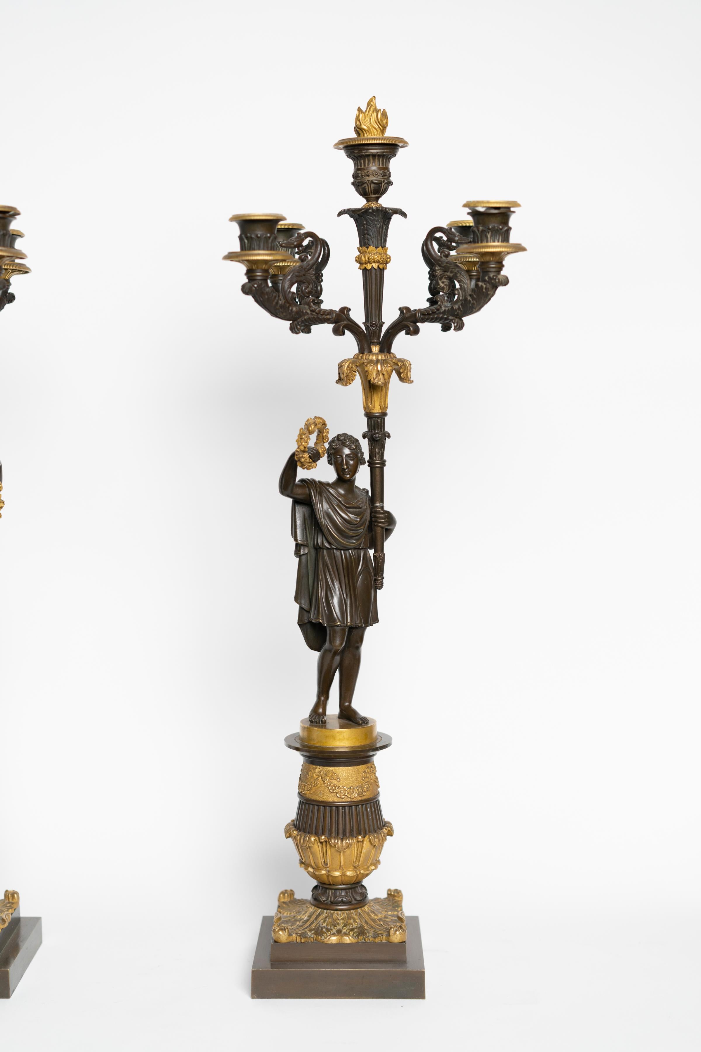 Français Paire de candélabres d'époque Charles X en bronze doré et patiné représentant un couple romain en vente