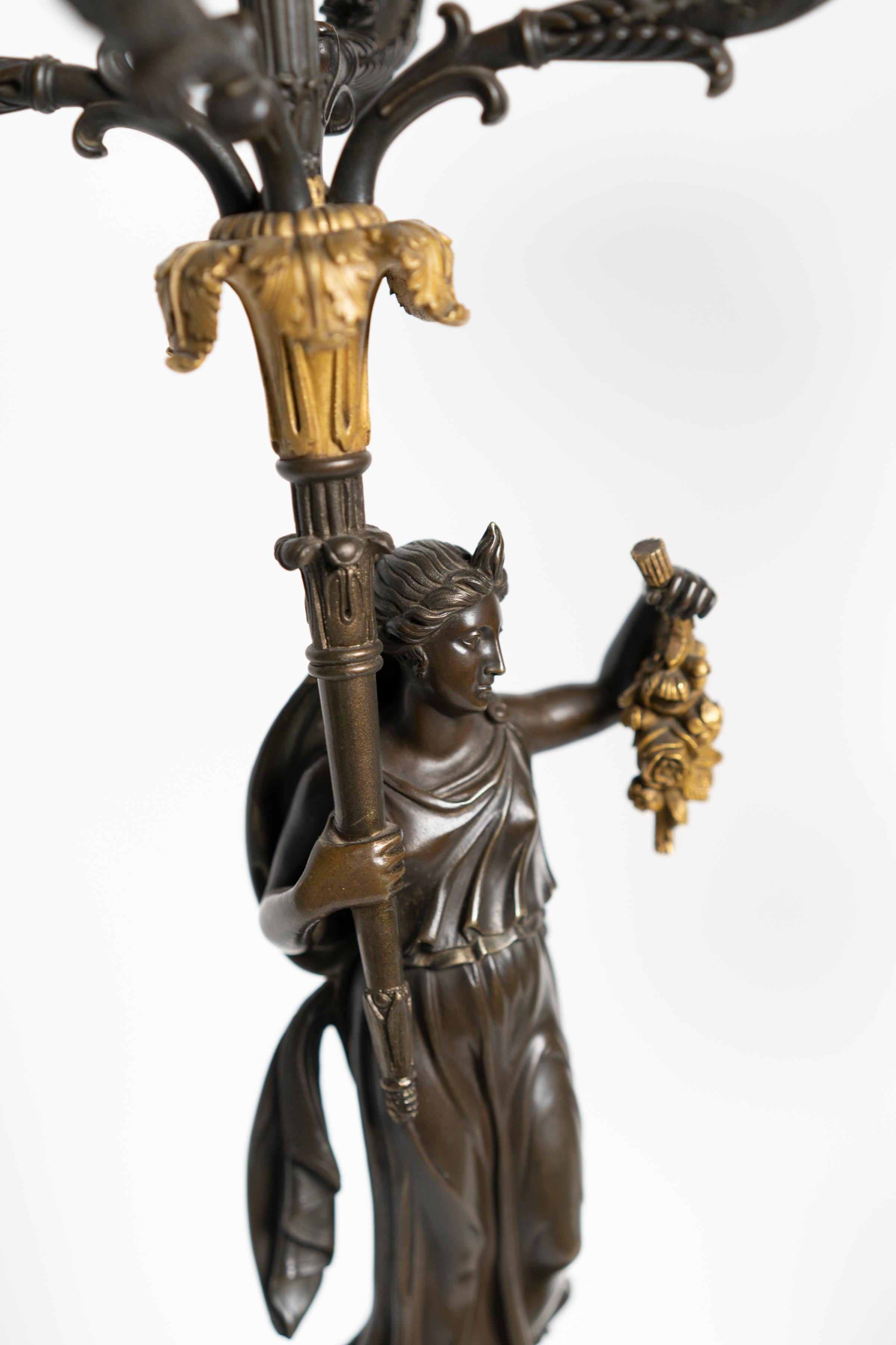 Paar vergoldete und patinierte Bronzekandelaber aus der Zeit Karls X. eines römischen Paares (Frühes 19. Jahrhundert) im Angebot