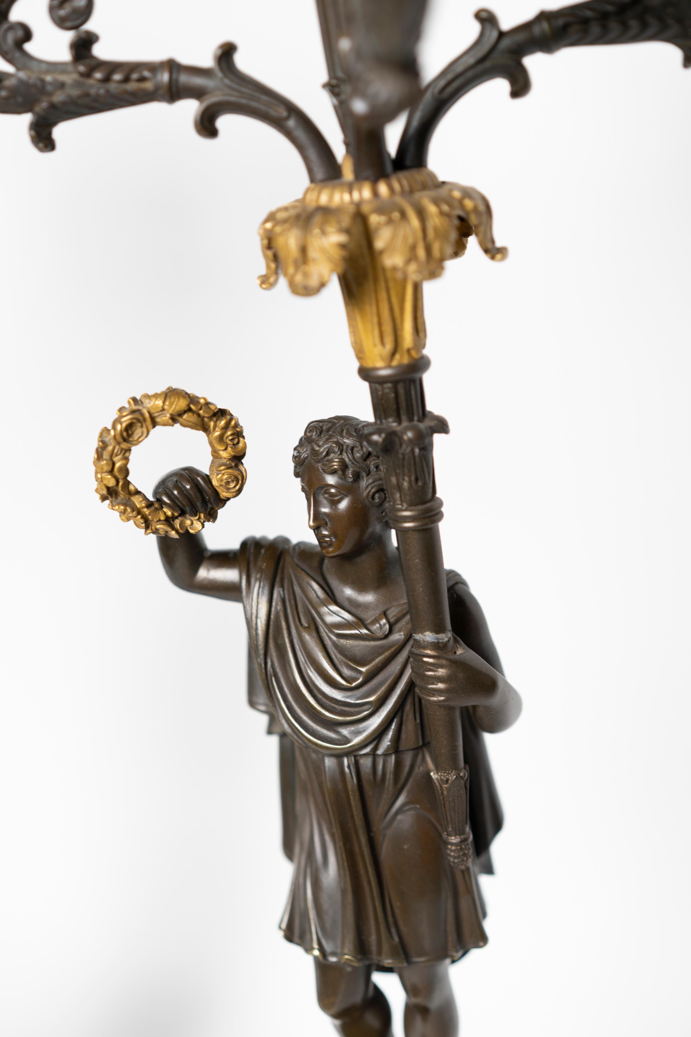 Paar vergoldete und patinierte Bronzekandelaber aus der Zeit Karls X. eines römischen Paares im Angebot 1