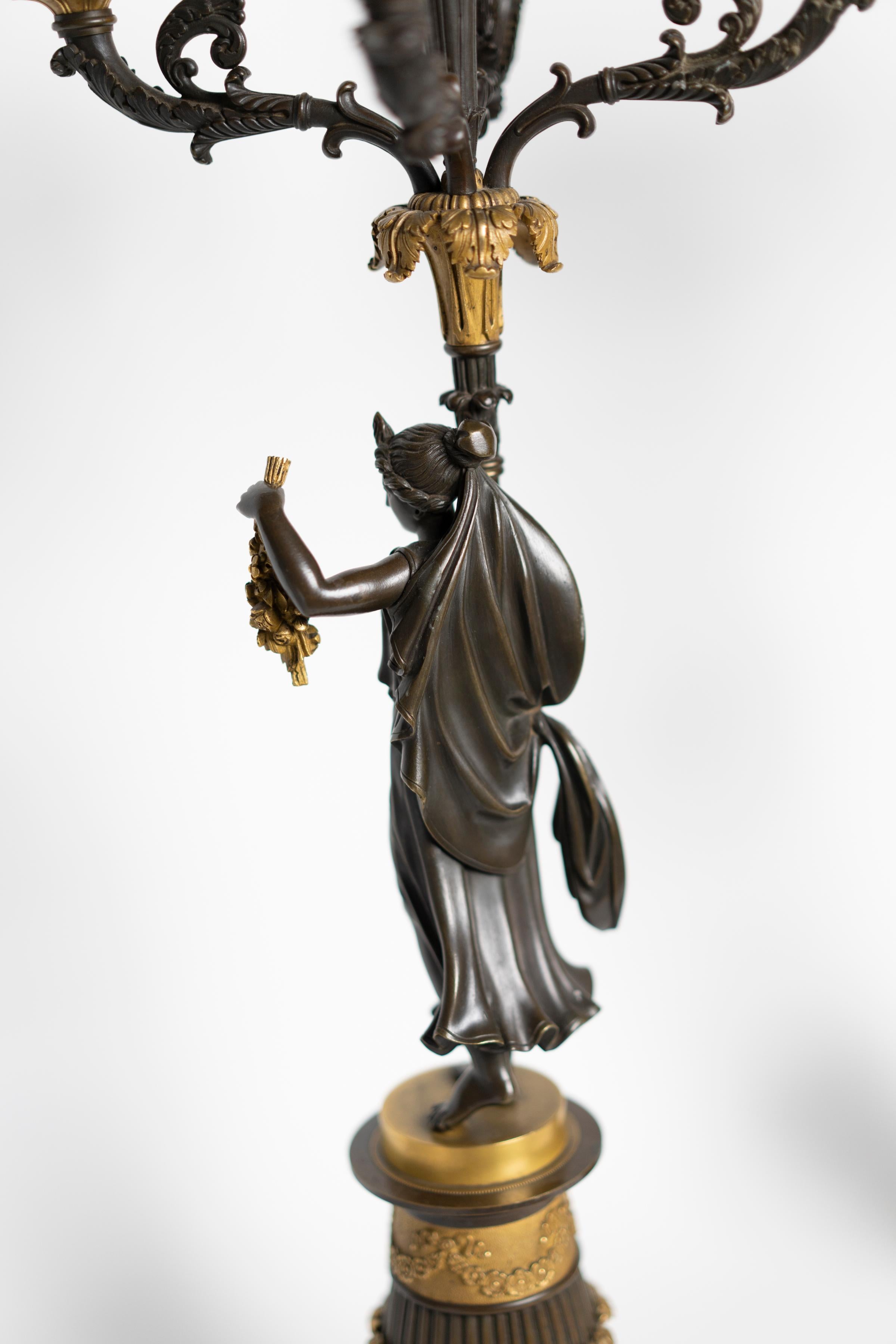 Paire de candélabres d'époque Charles X en bronze doré et patiné représentant un couple romain en vente 2