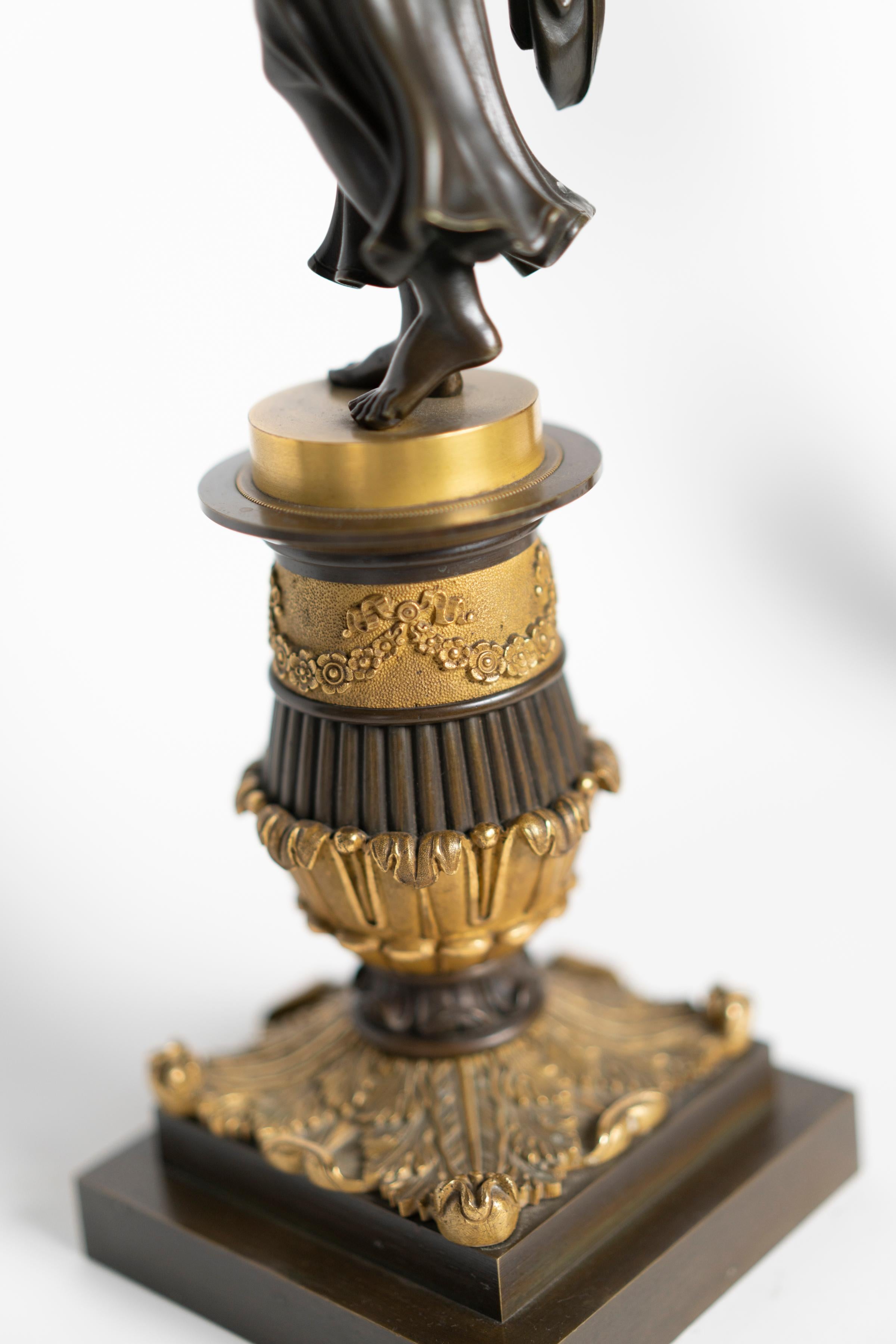 Paire de candélabres d'époque Charles X en bronze doré et patiné représentant un couple romain en vente 3