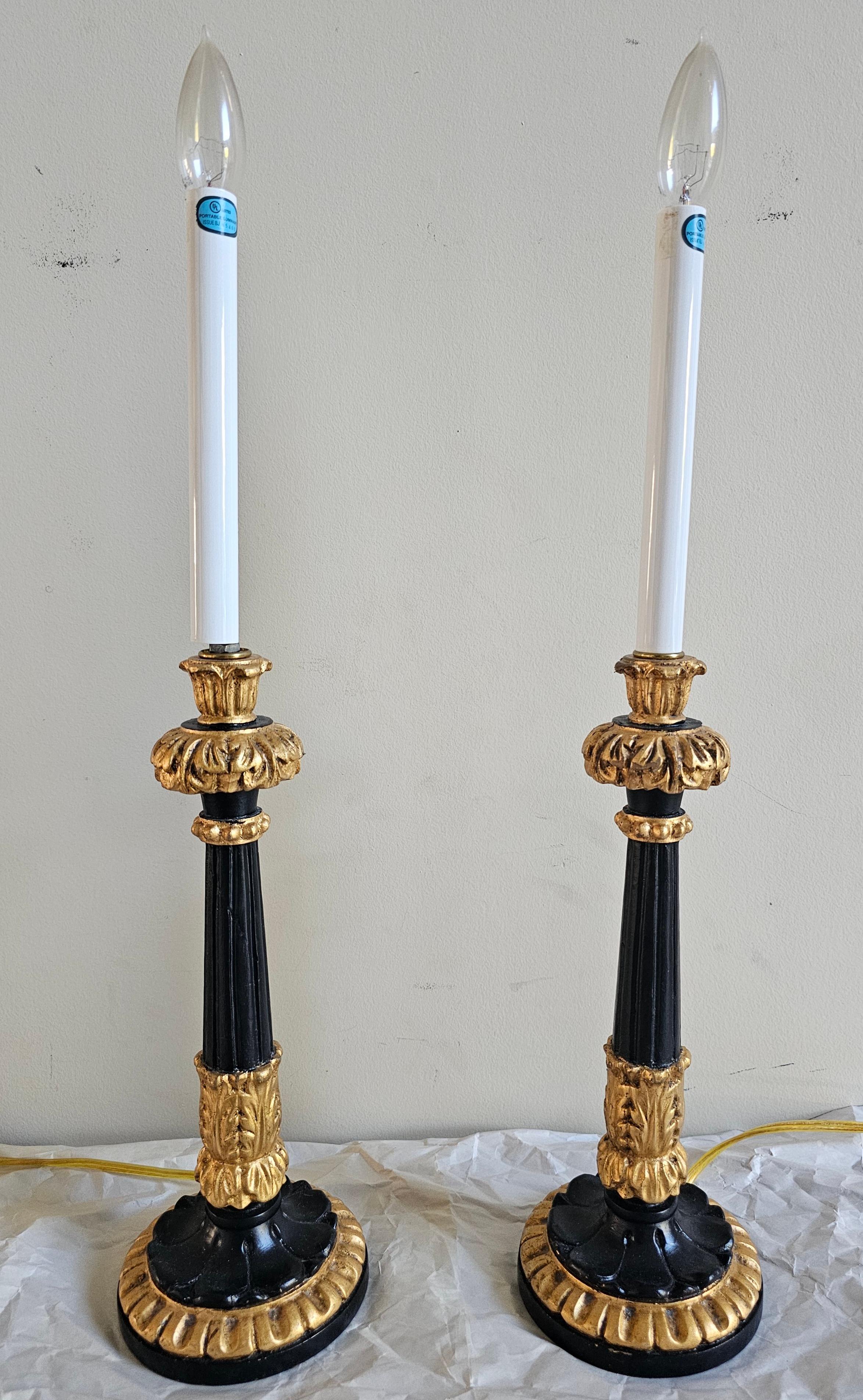 Français Paire de chandeliers en bois doré et émail noir montés en lampe, Charles X St. en vente
