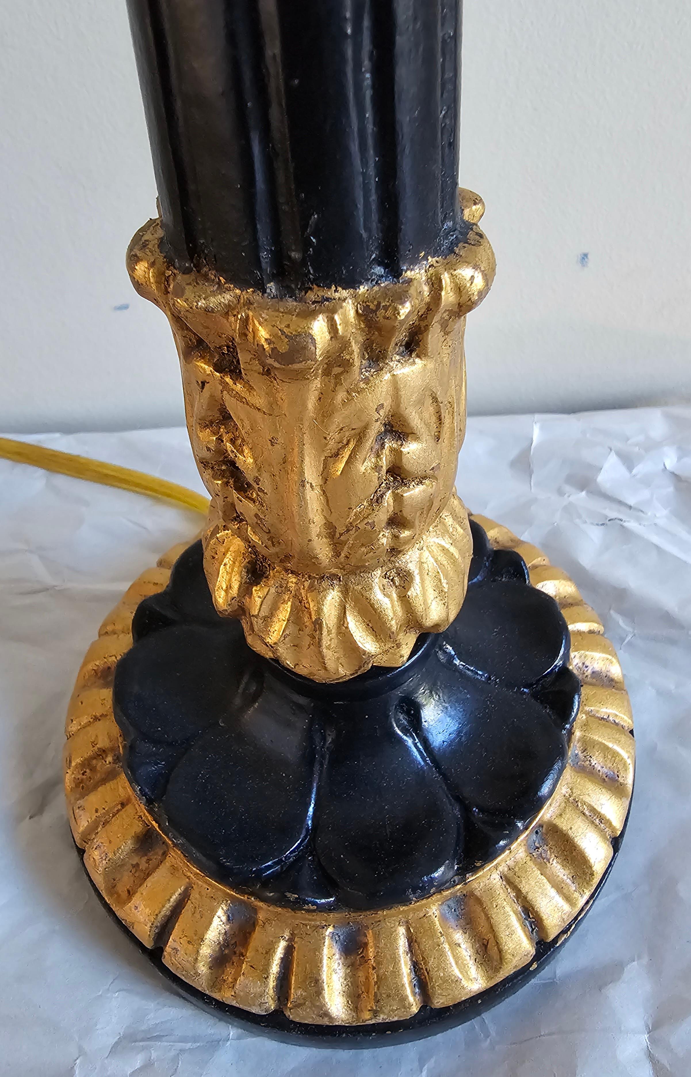 20ième siècle Paire de chandeliers en bois doré et émail noir montés en lampe, Charles X St. en vente