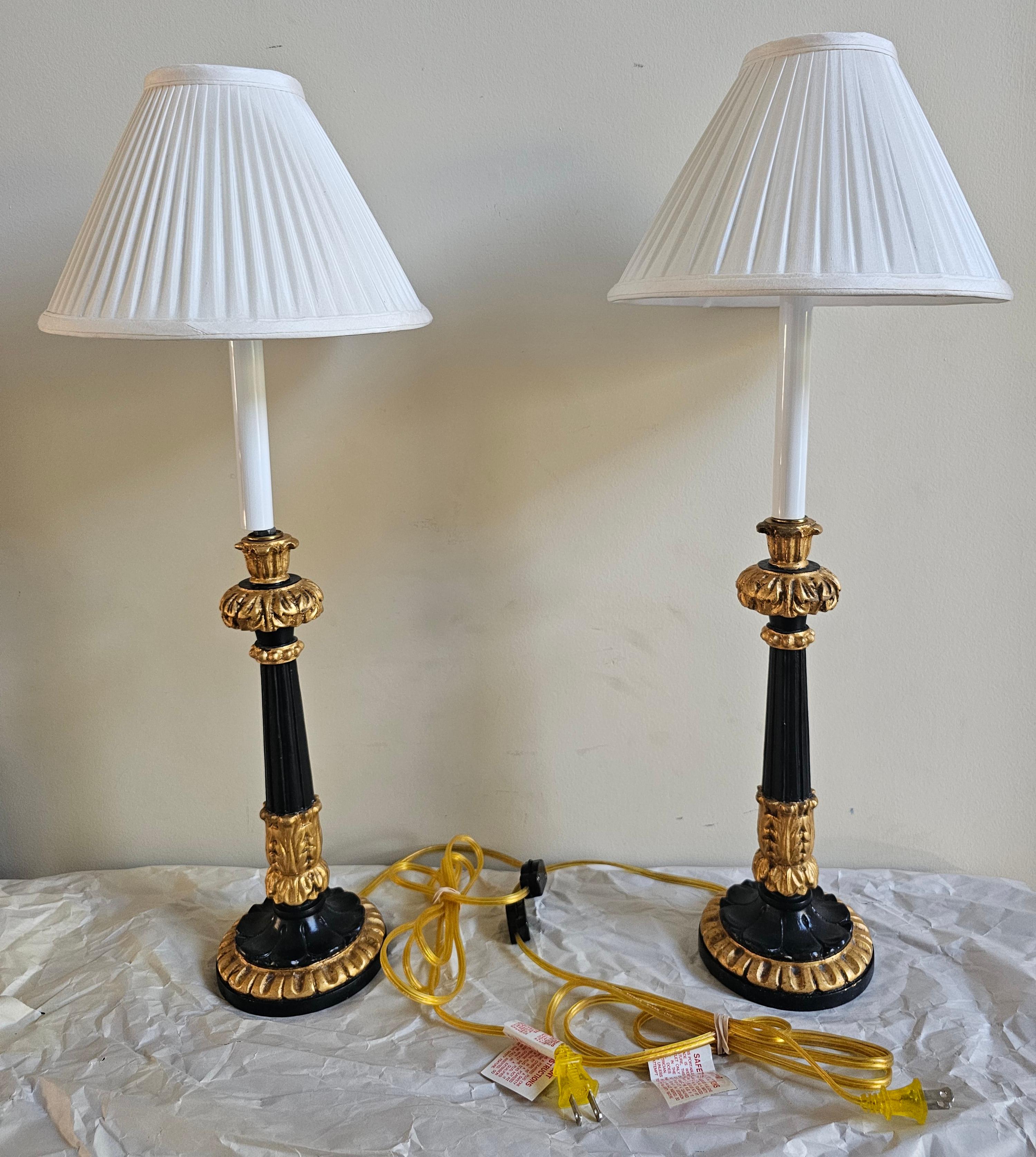 Émail Paire de chandeliers en bois doré et émail noir montés en lampe, Charles X St. en vente