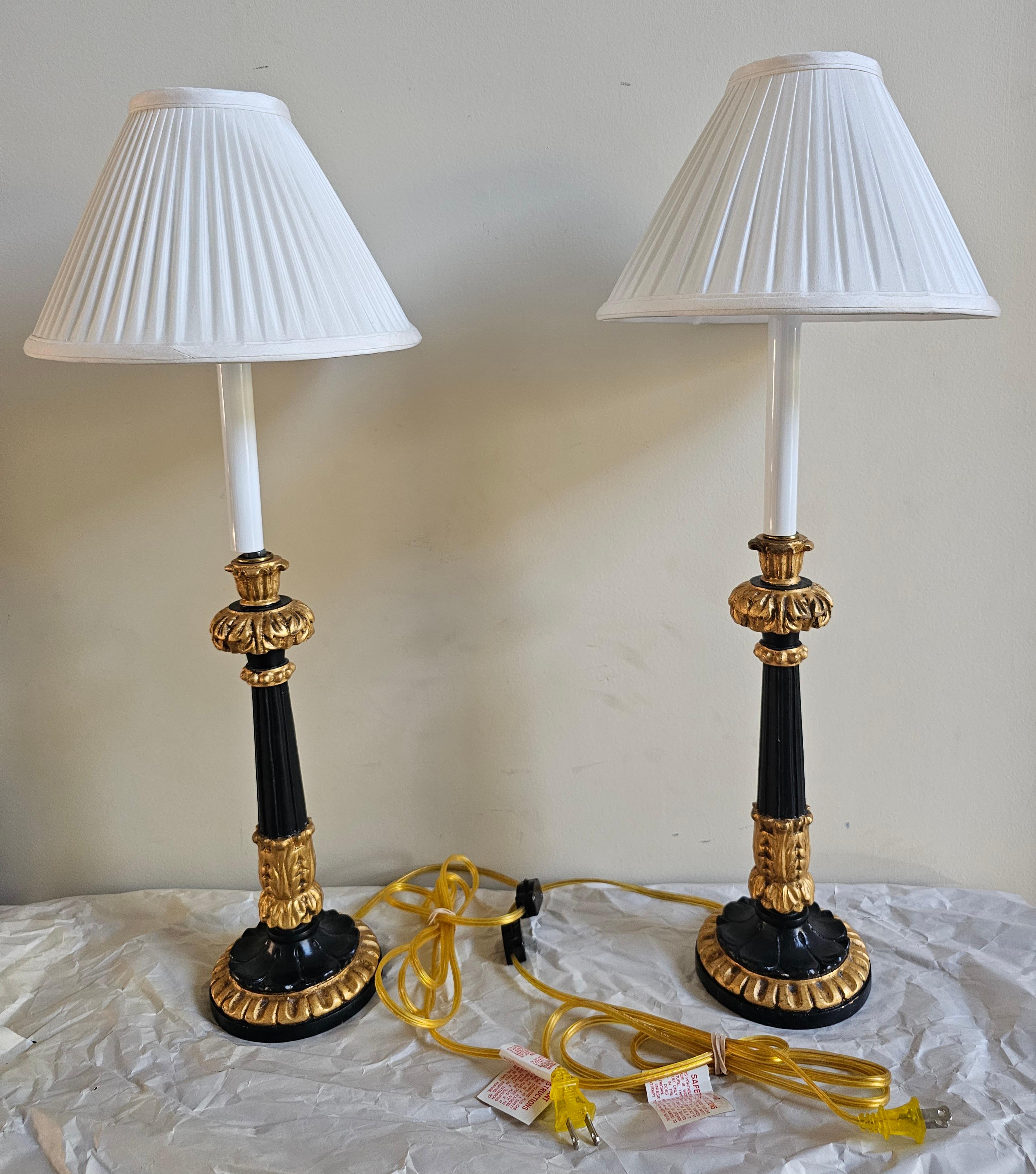 Paire de chandeliers en bois doré et émail noir montés en lampe, Charles X St. en vente 1