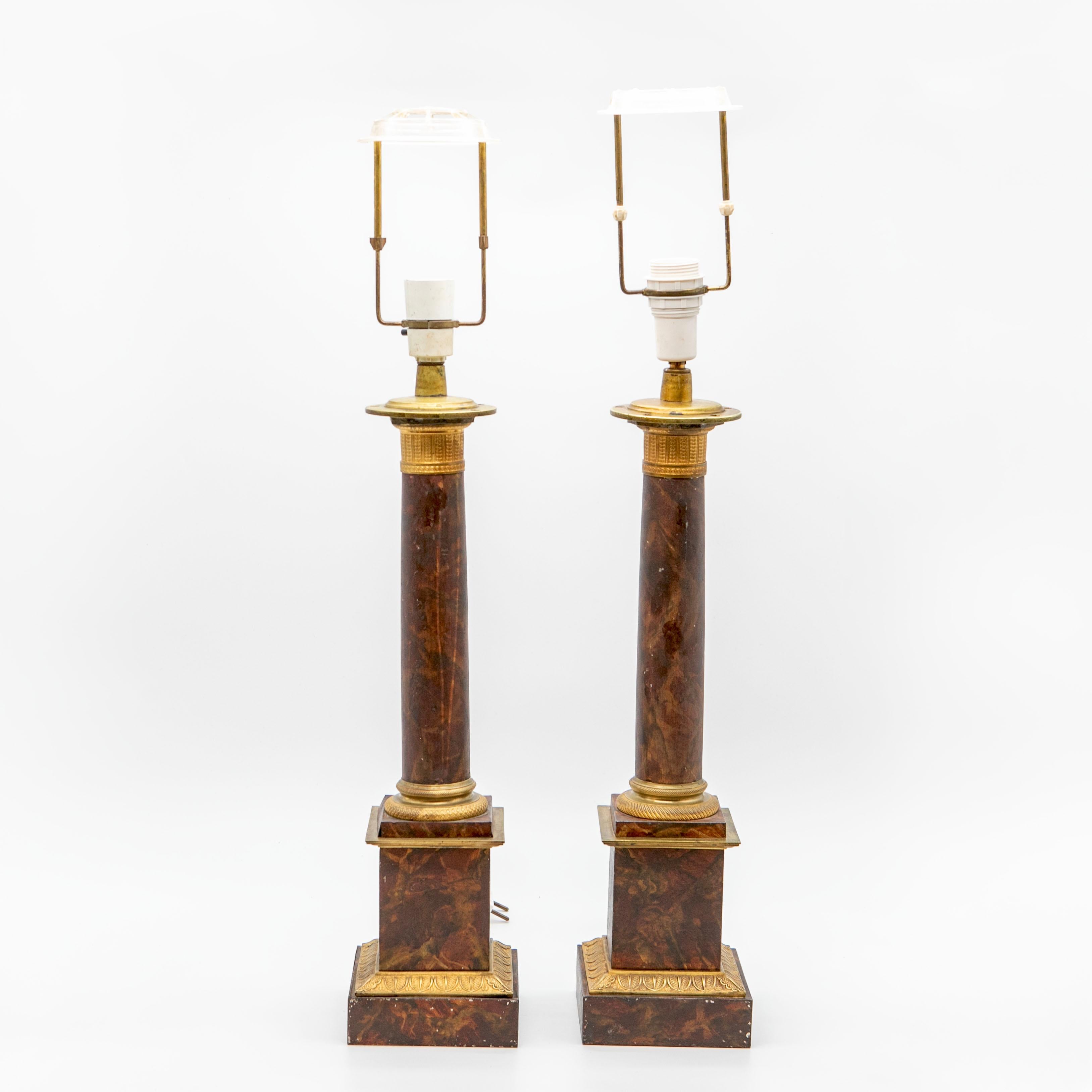 Une belle paire de lampes de table Charles X avec des tiges et des bases peintes pour imiter le marbre rouge (faux marbre), montées avec des accents de bronze doré et de fins détails ciselés.
Les lampes sont restées dans leur état d'origine,