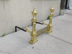 Coppia di androni neoclassici a urna in ottone di Charleston, con fregio originale. Griglia, 1820