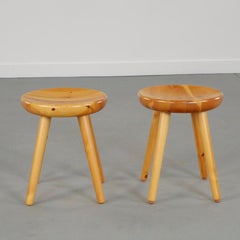 Par de taburetes de pino francés al estilo de Charlotte Perriand