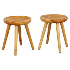 Par de taburetes de pino francés al estilo de Charlotte Perriand