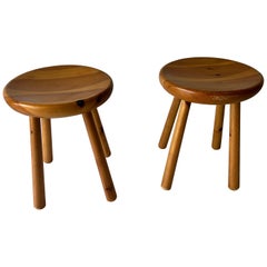 Paire de tabourets en pin de style Charlotte Perriand