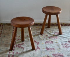 Paire de tabourets de style Charlotte Perriand