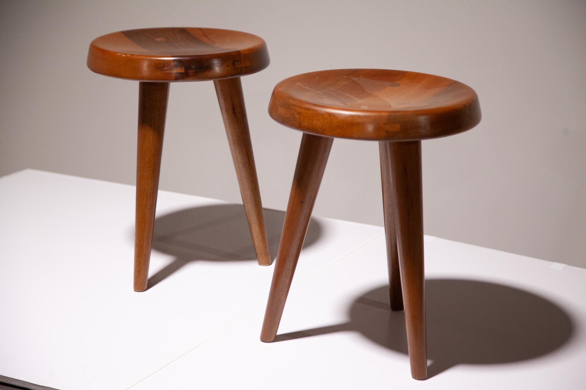 Fantastique tabouret ou table d'appoint contemporain inspiré d'éléments du mouvement américain Studio Craft et du tabouret de traite Berger de Charlotte Perriand. Le bois est d'une belle couleur miel.

Un tabouret présente quelques petites bosses