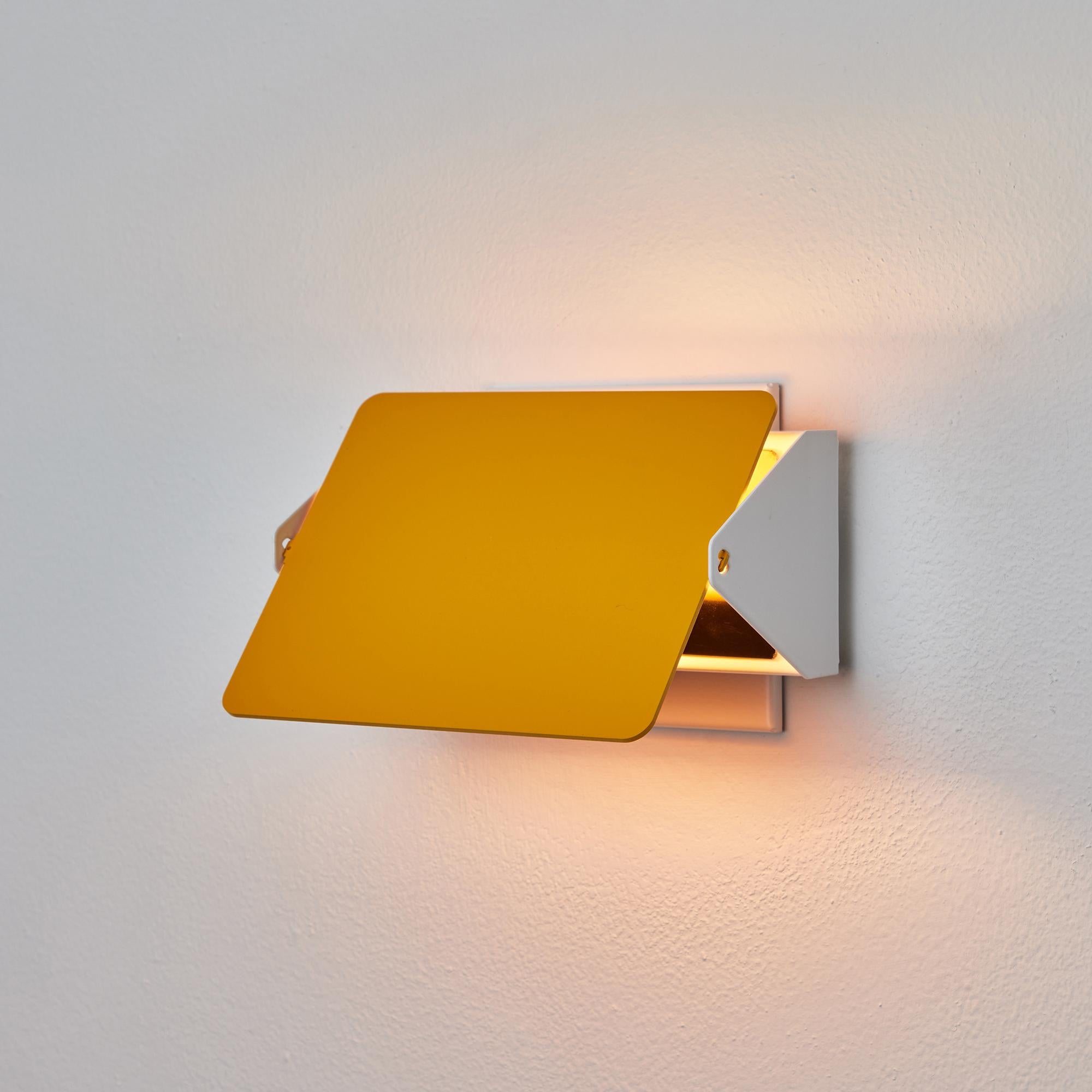 Peint Paire de lampes murales 'Applique à Volet Pivotant' jaune de Charlotte Perriand en vente