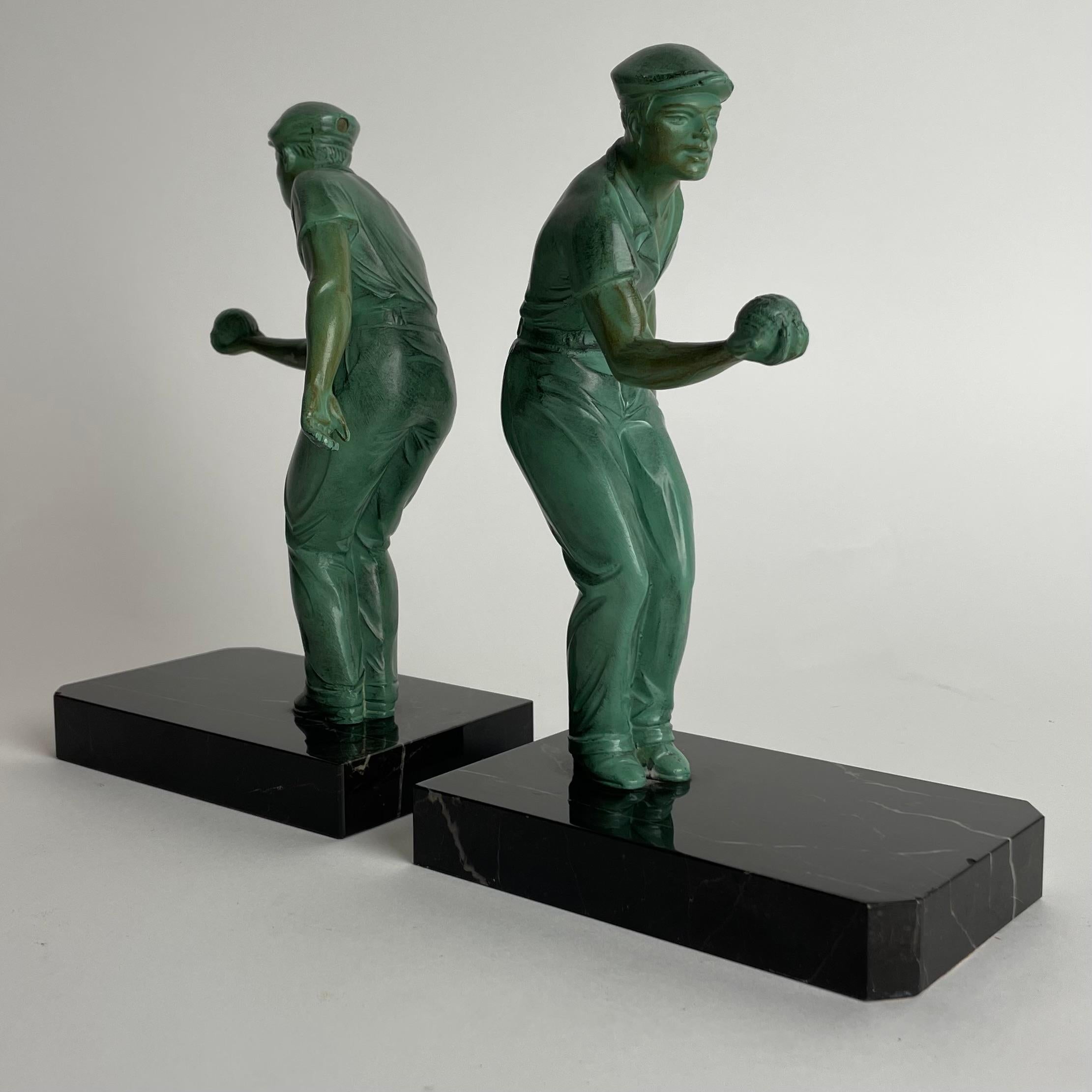 Painted Pair of charming bookends in Art Deco with boule players from the 1930s-1940s For Sale