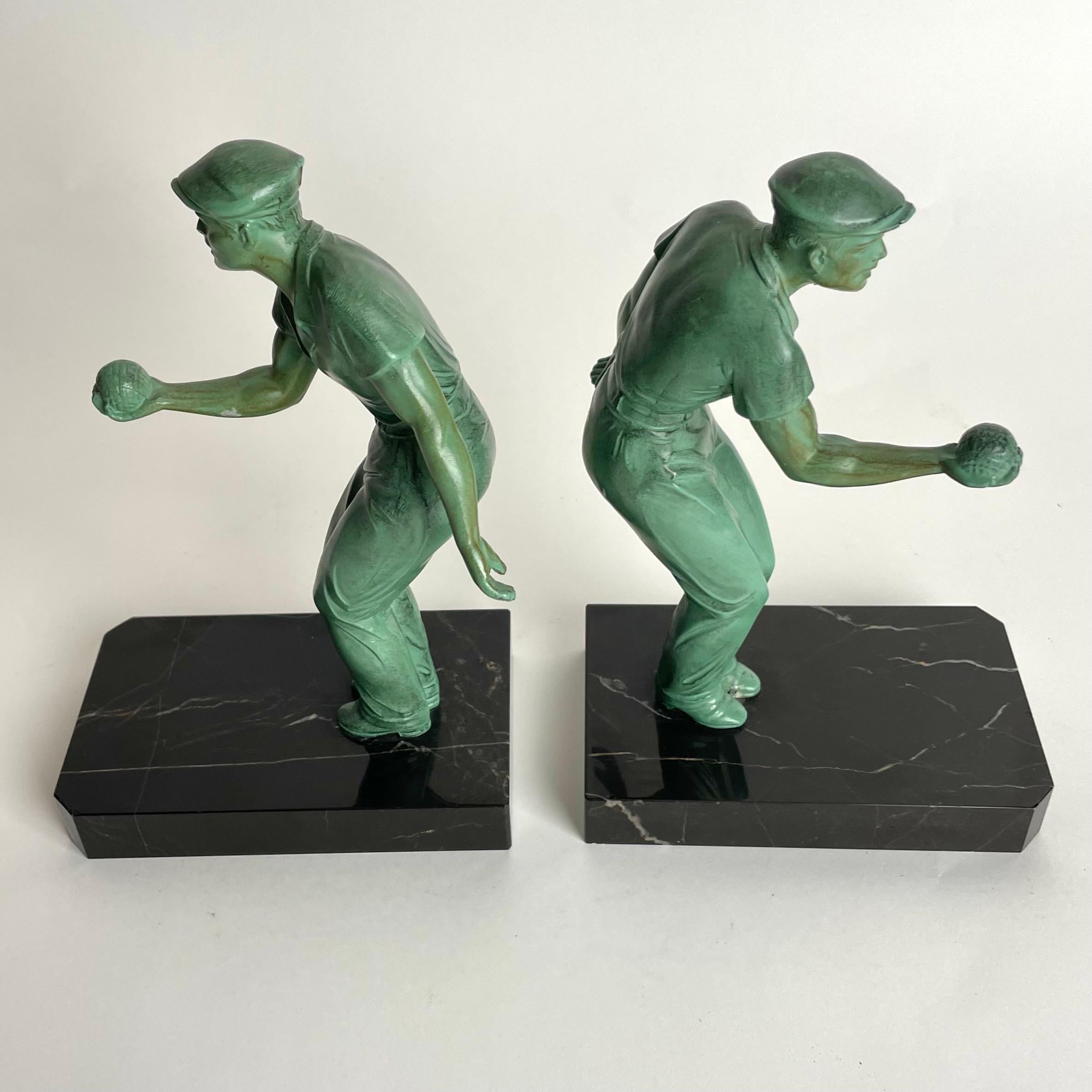 Pair of charming bookends in Art Deco with boule players from the 1930s-1940s In Good Condition For Sale In Knivsta, SE