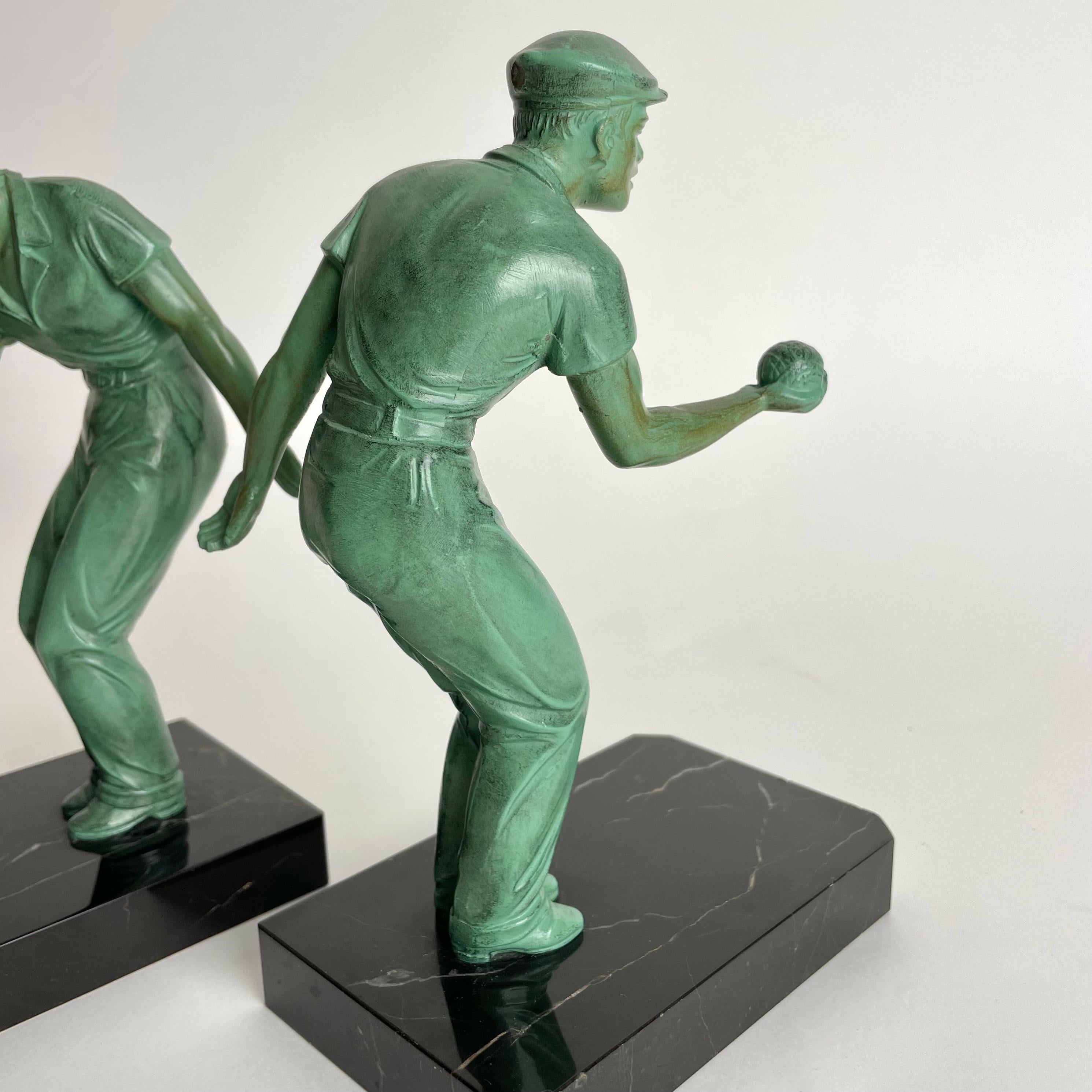 Pair of charming bookends in Art Deco with boule players from the 1930s-1940s For Sale 1