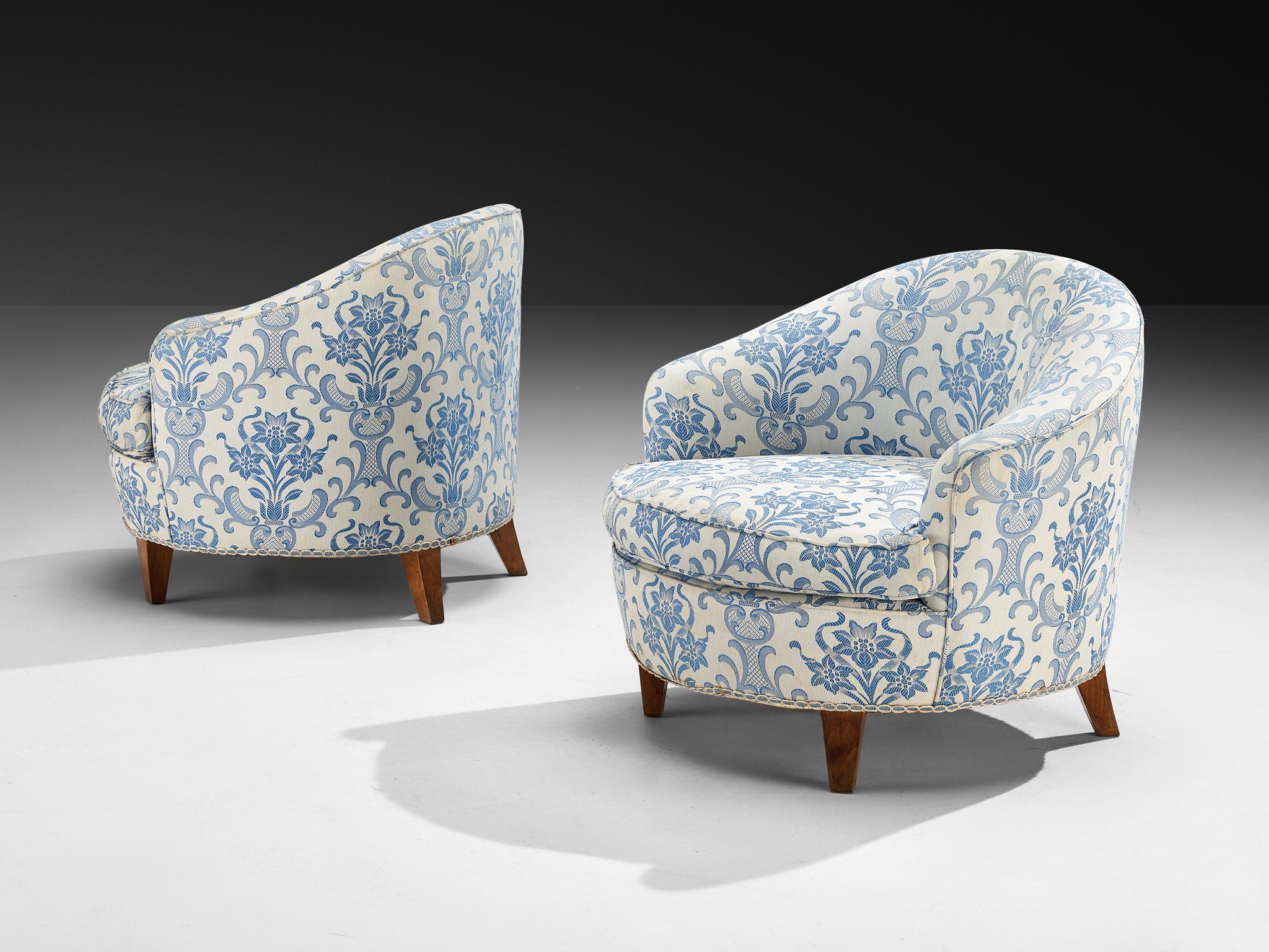 Pair of armchairs, fabric, beech, Italy, 1940s

The chairs shown here, Italian from the 1940s, present a distinctly rounded silhouette with a continuous curve that runs from the low backrest into the arms without interruption. The seat itself is