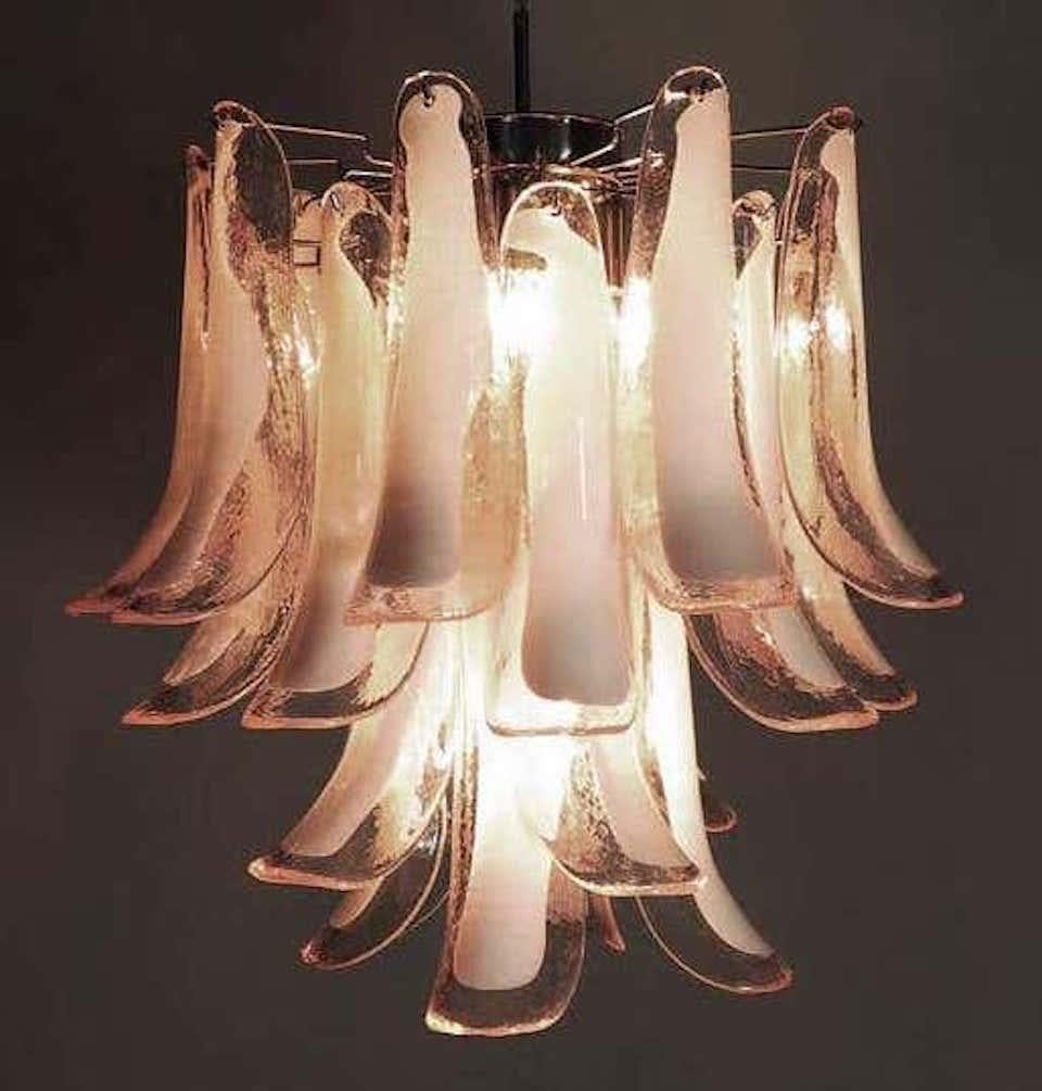 Lampadario vintage italiano di Murano composto da 26 petali di vetro (trasparente e bianco 