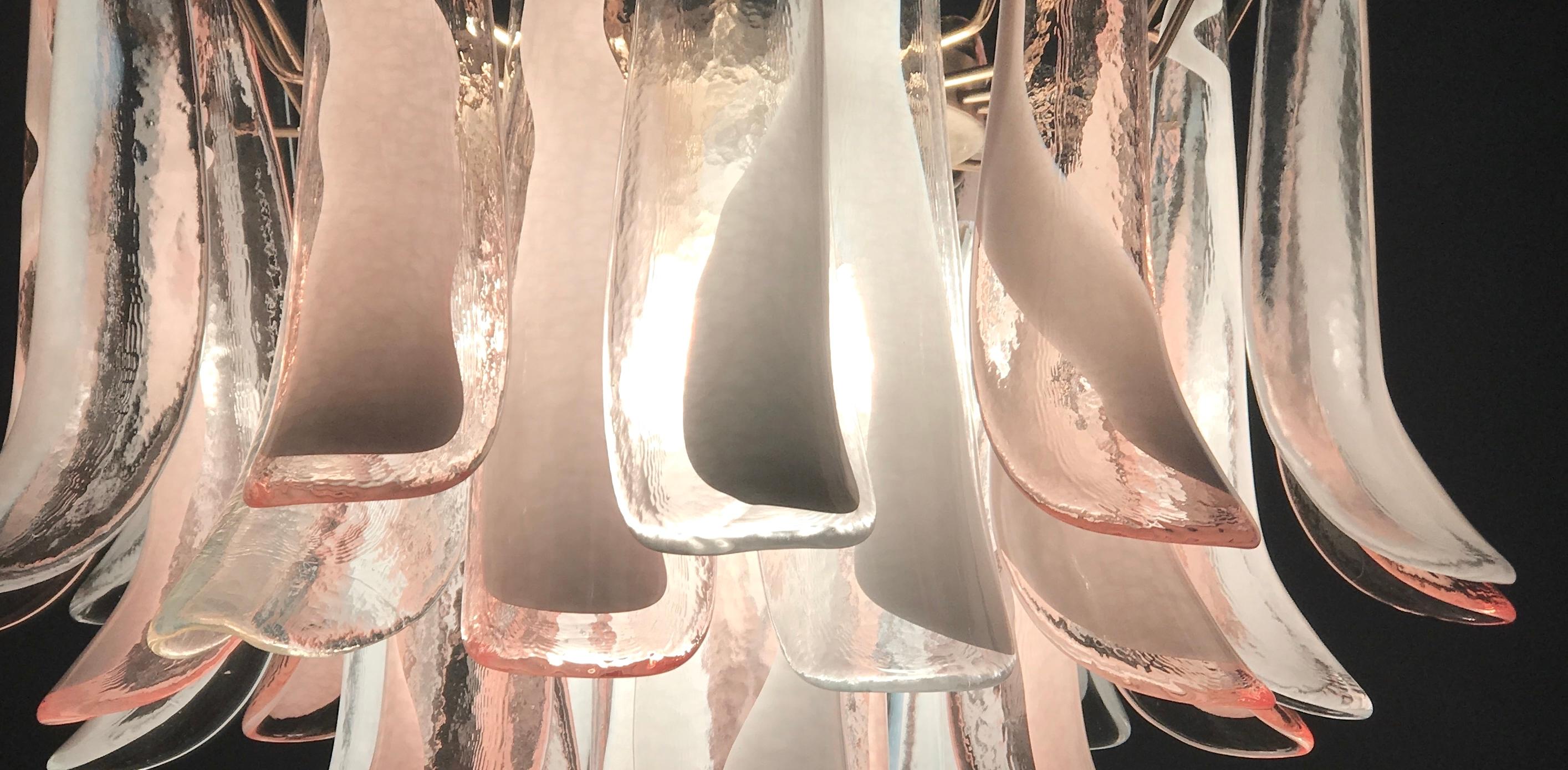 Coppia di affascinanti lampadari o plafoniere in petali di Murano bianchi e rosa in vendita 4