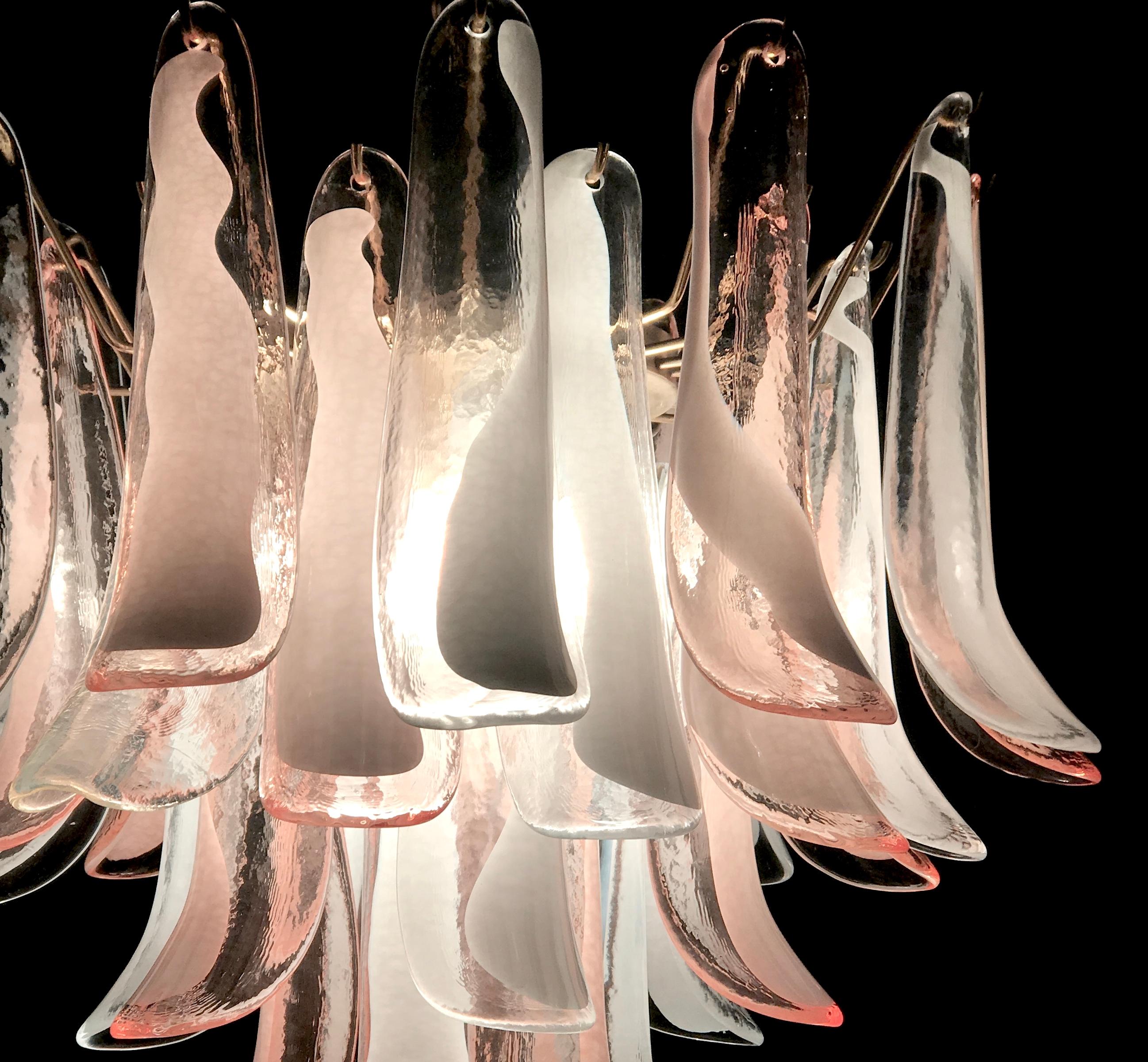 Coppia di affascinanti lampadari o plafoniere in petali di Murano bianchi e rosa in vendita 5