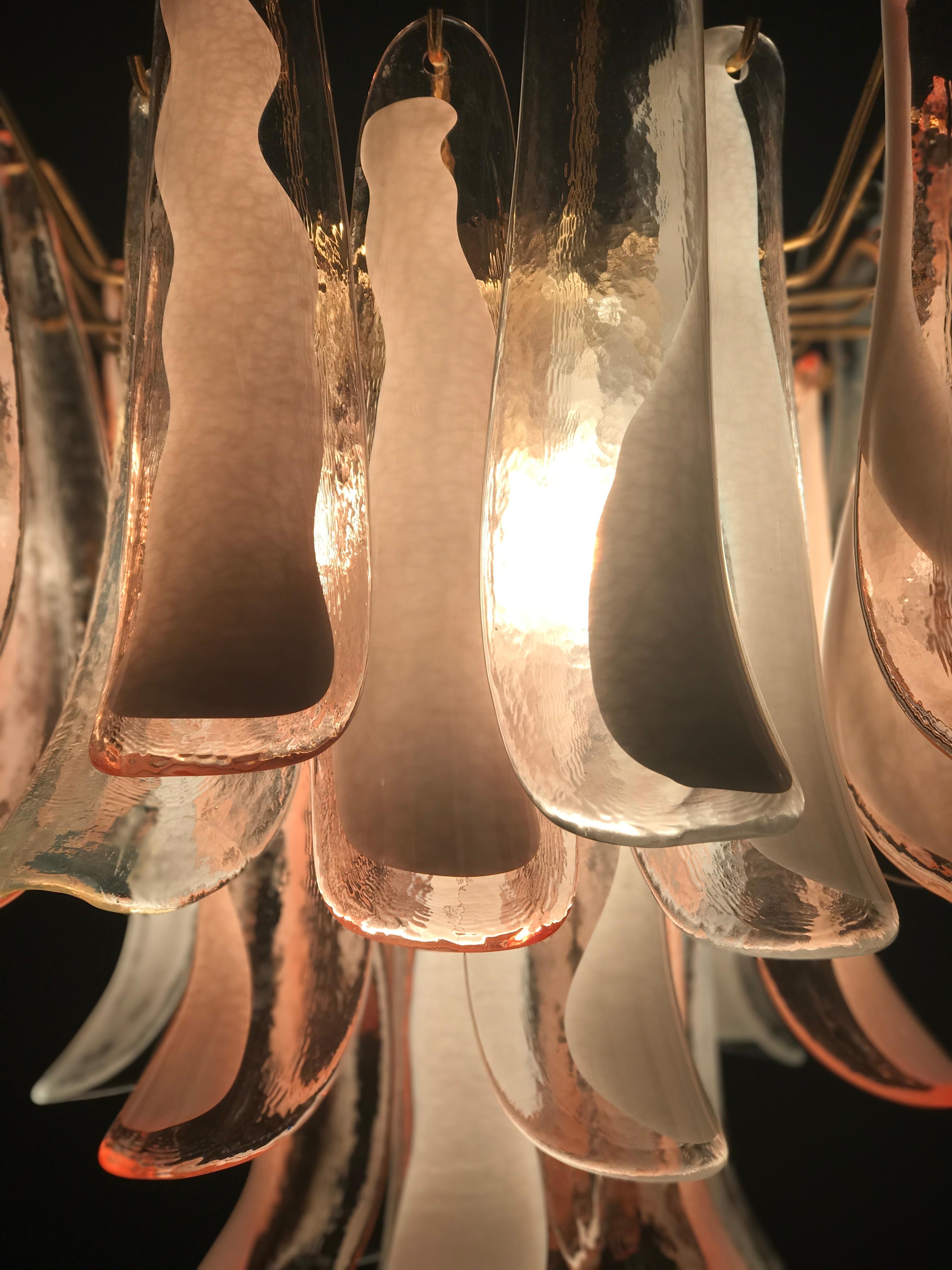 XXI secolo e contemporaneo Coppia di affascinanti lampadari o plafoniere in petali di Murano bianchi e rosa in vendita