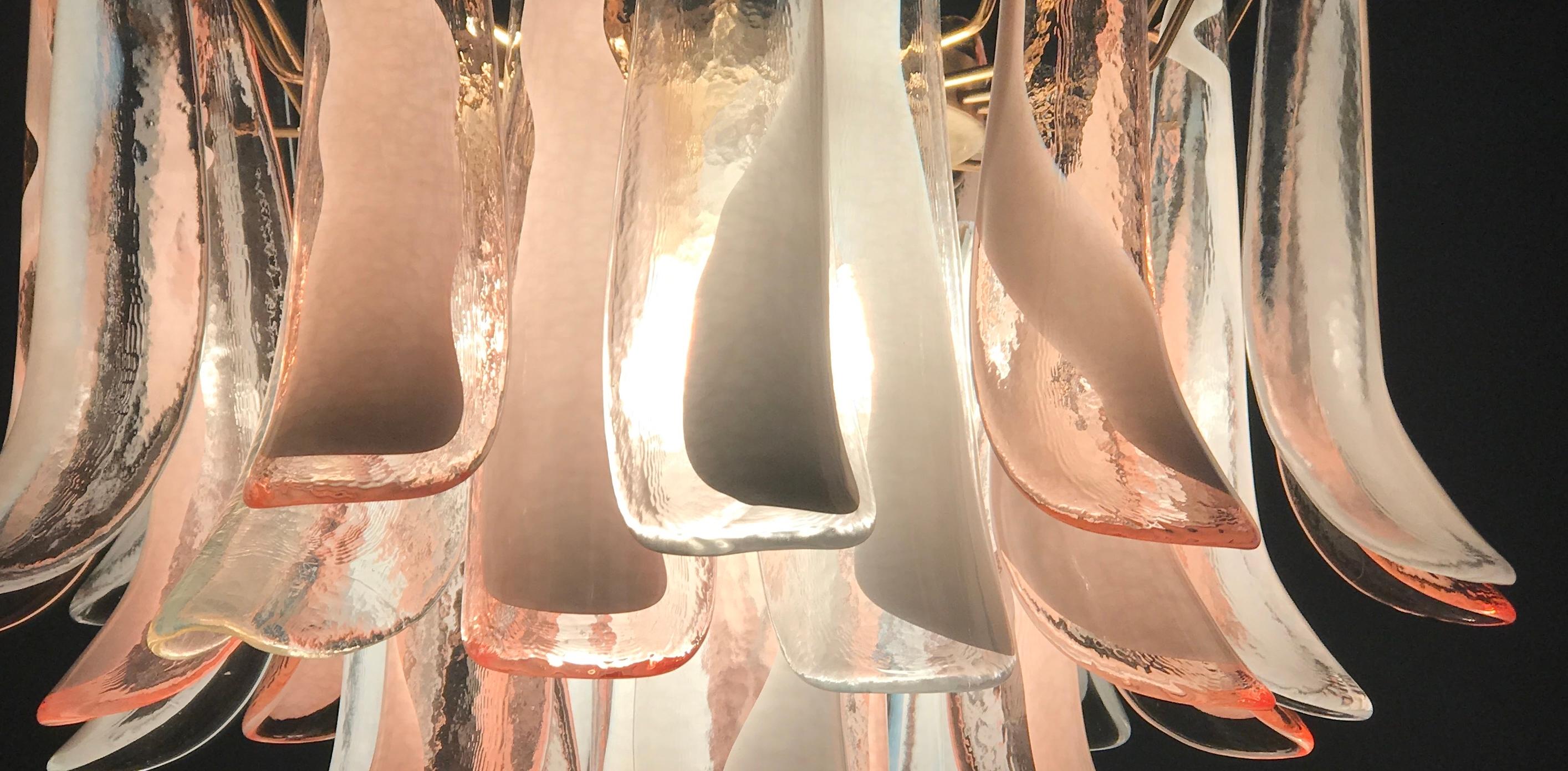 Coppia di affascinanti lampadari o plafoniere in petali di Murano bianchi e rosa in vendita 1