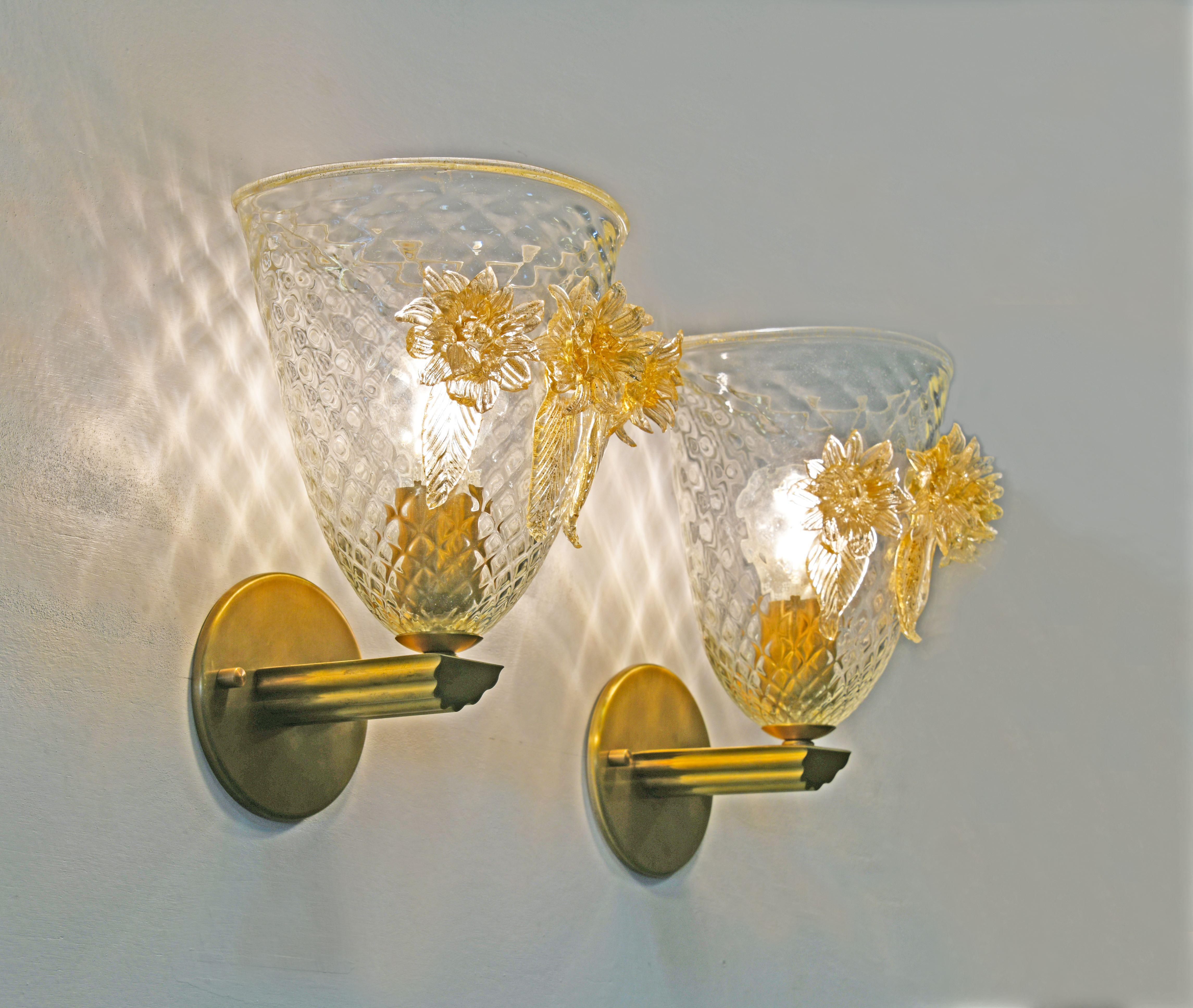 Classici deliziosi! Una coppia di splendide appliques in vetro di Murano che combinano paralumi trapuntati in cristalli trasparenti lavorati a mano con fiori d'ambra soffiati a mano altamente dettagliati e un braccio a gradini con piastra posteriore