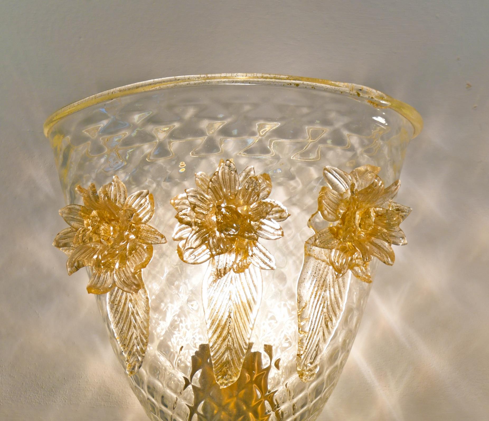 Italiano Coppia di graziose lampade trapuntate in vetro di Murano con dettagli floreali soffiati a mano in vendita