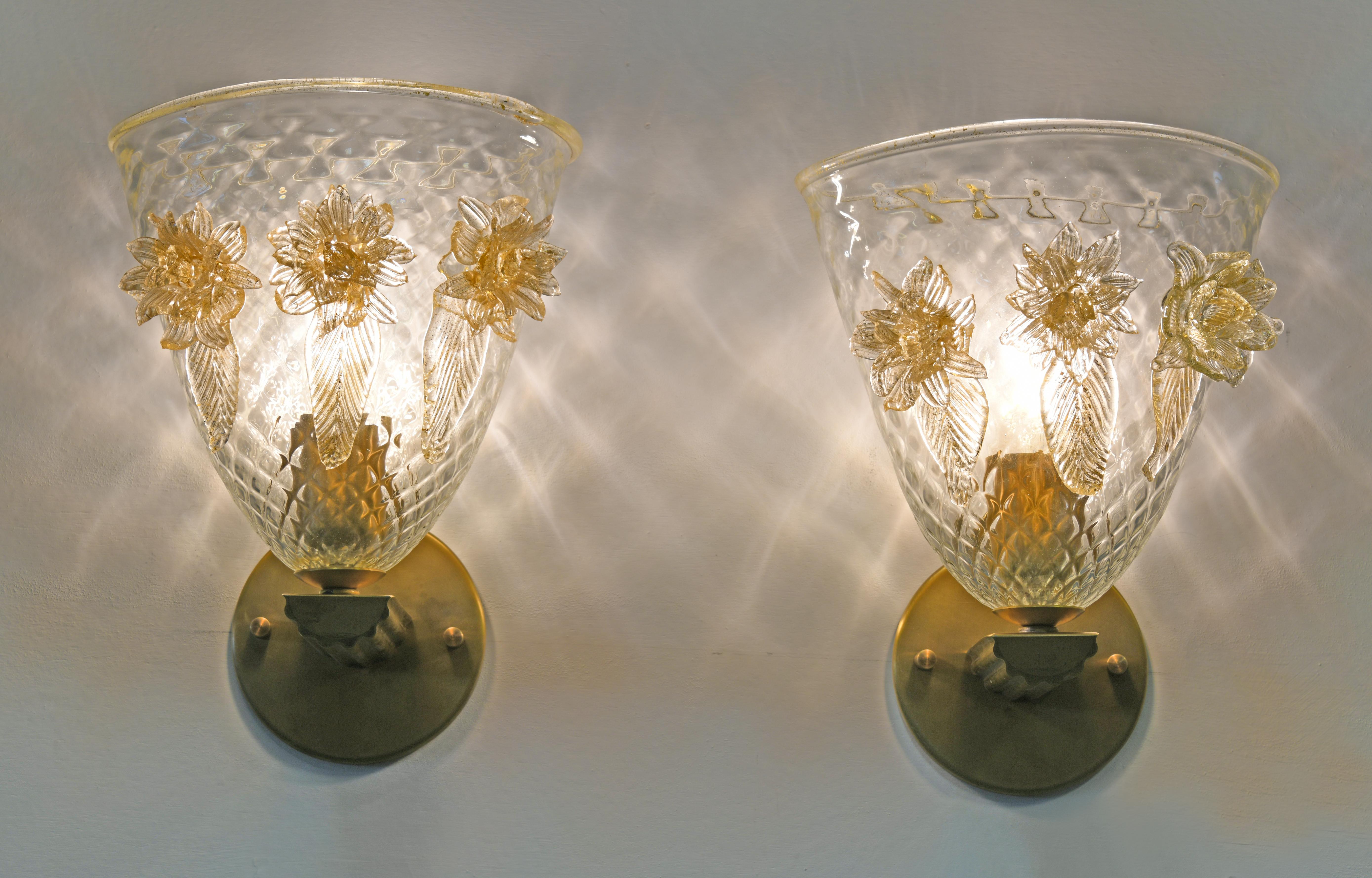 Coppia di graziose lampade trapuntate in vetro di Murano con dettagli floreali soffiati a mano In condizioni ottime in vendita a LA, CA