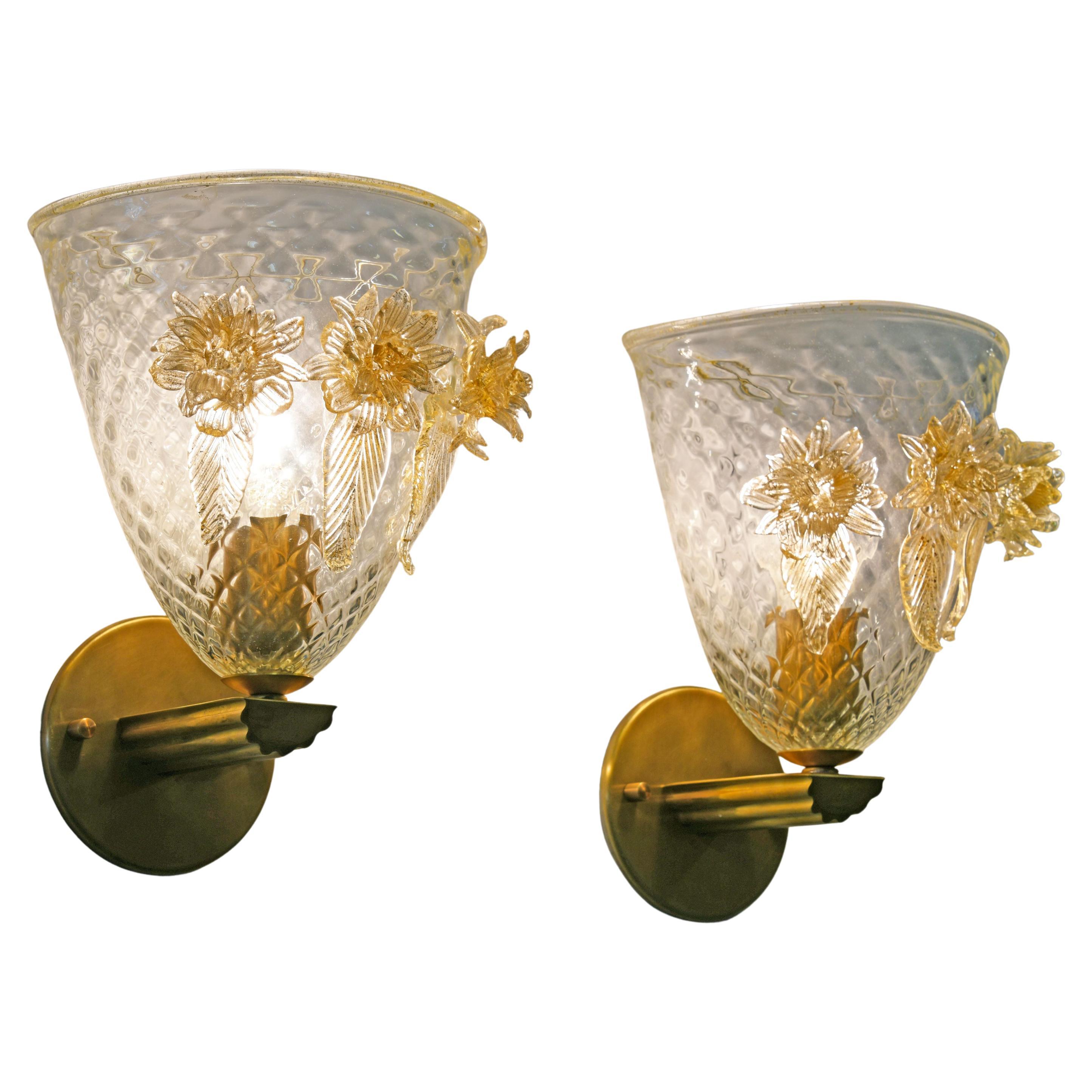 Coppia di graziose lampade trapuntate in vetro di Murano con dettagli floreali soffiati a mano in vendita