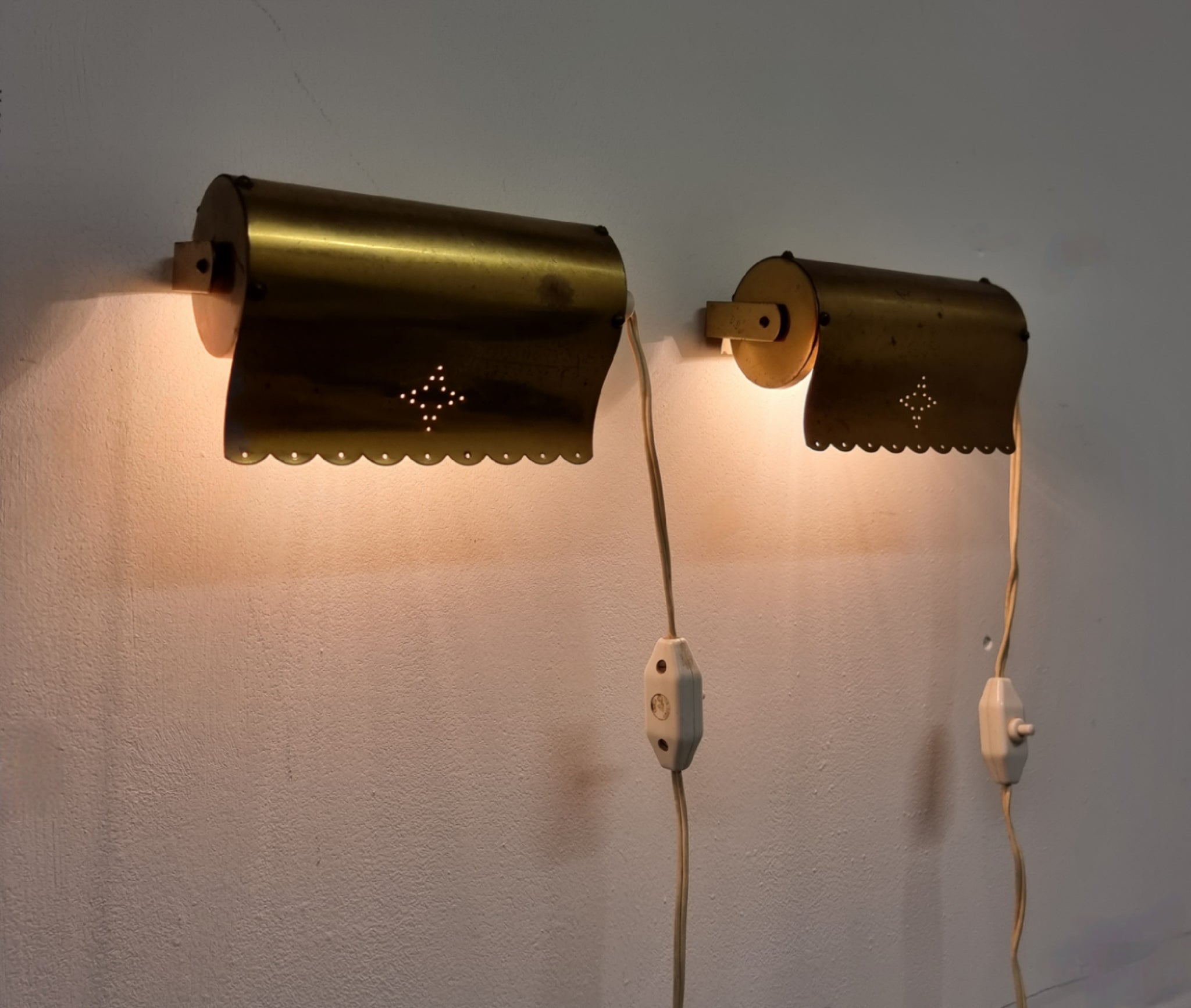 A pair of rare, charmig bed / wall lights in brass with perforated star pattern. Swedish / Scandinavian Modern, Mid-1900s. 

In good condition, nice patina. Signs of age and wear. Original wiring, works. we recommend following buyers country