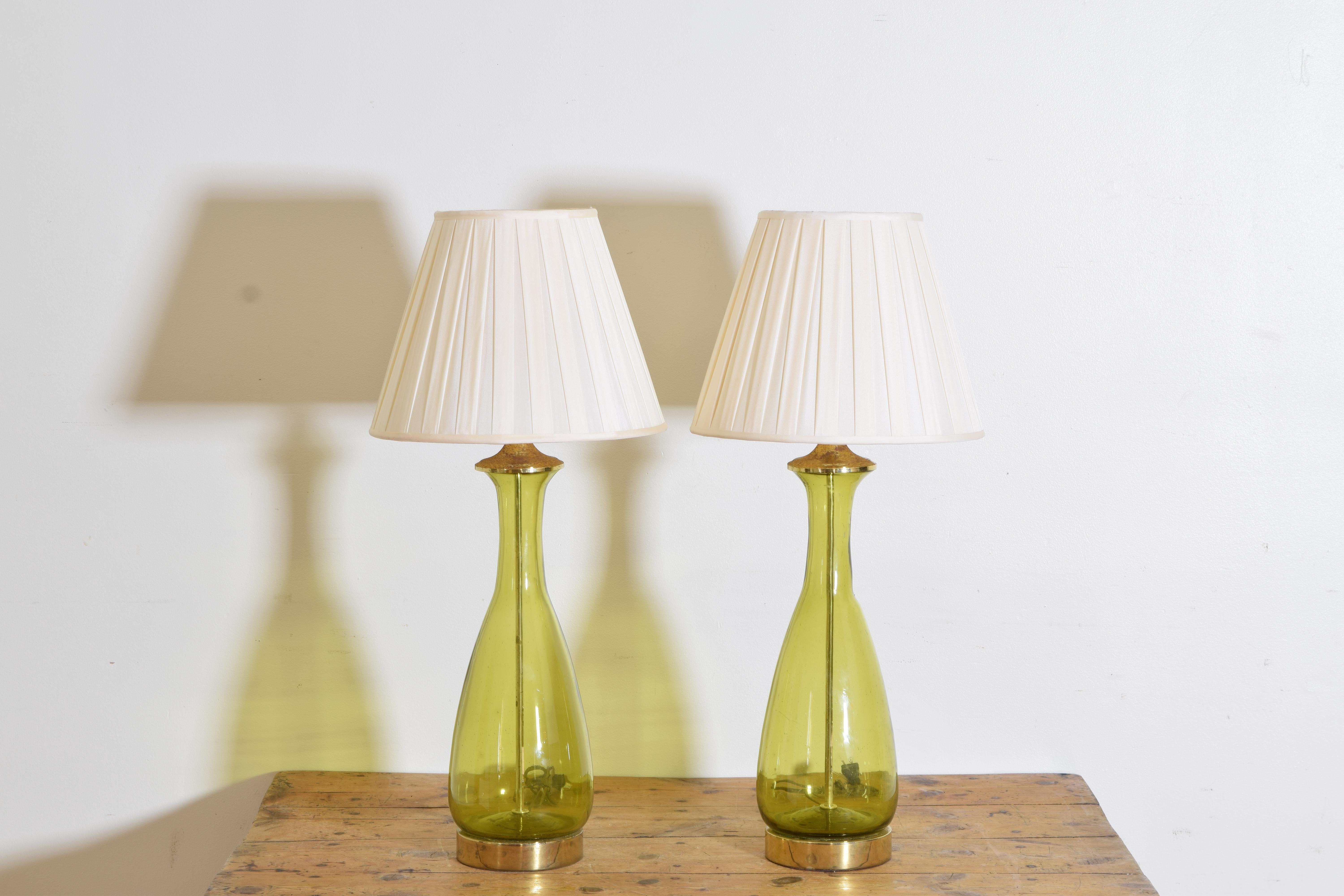 En el estilo de Winslow Anderson para Blenko Design diseño moderno de mediados de siglo par de Lámparas originalmente hechas de decantadores.  En un raro y hermoso color chartreuse de mediados de siglo. Preciosas pantallas de cristal soplado no