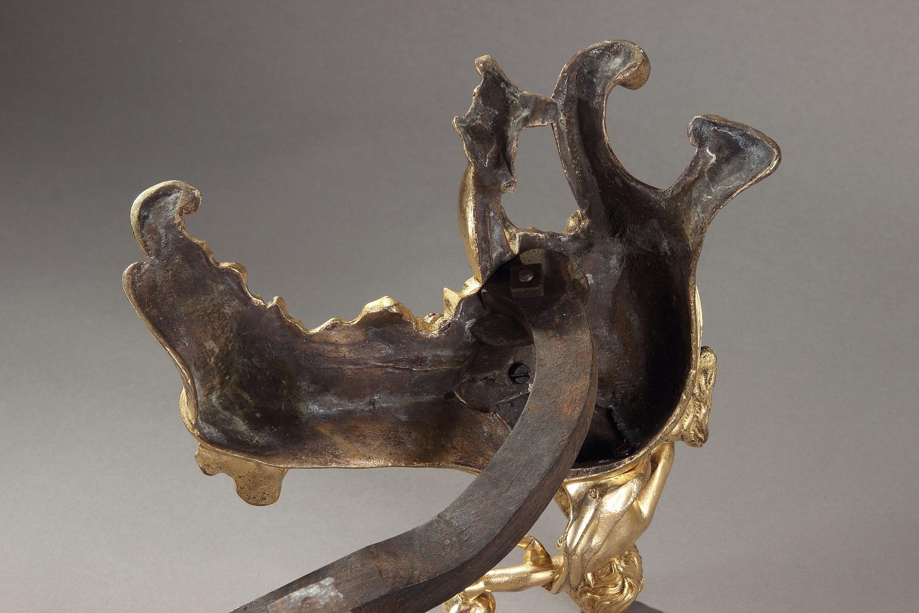 Paire de chenets en bronze ciselé et doré du 18ème siècle en vente 6