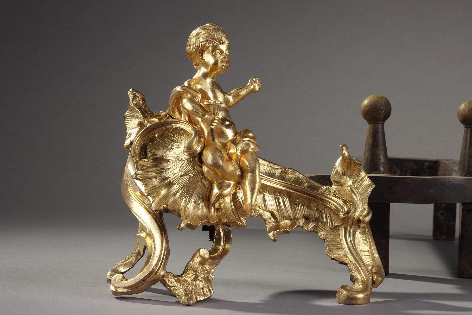 XVIIIe siècle et antérieur Paire de chenets en bronze ciselé et doré du 18ème siècle en vente