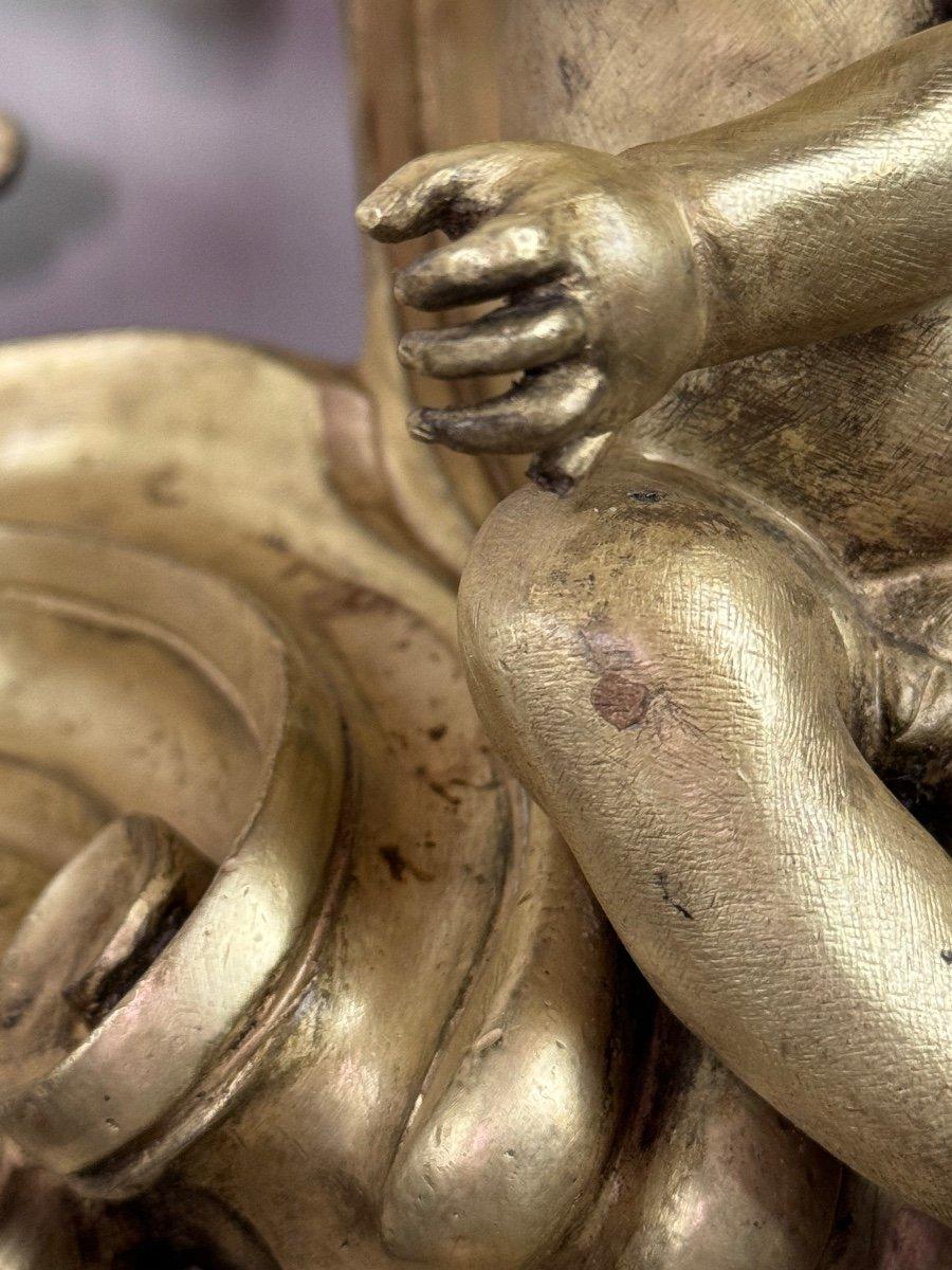 Luigi XV Coppia di Chenêts in bronzo cesellato e dorato su modello di Jacques Caffieri in vendita