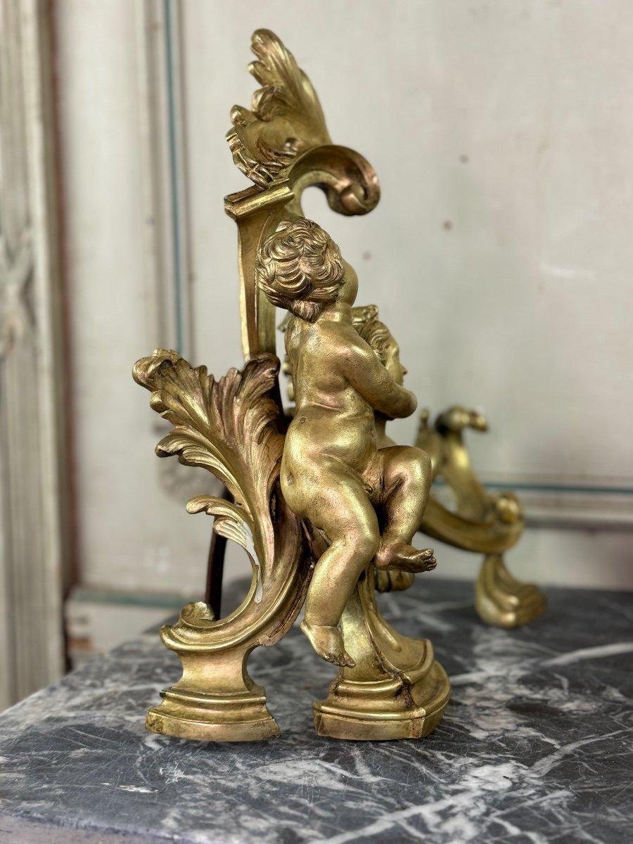 Coppia di Chenêts in bronzo cesellato e dorato su modello di Jacques Caffieri In condizioni buone in vendita a Honnelles, WHT