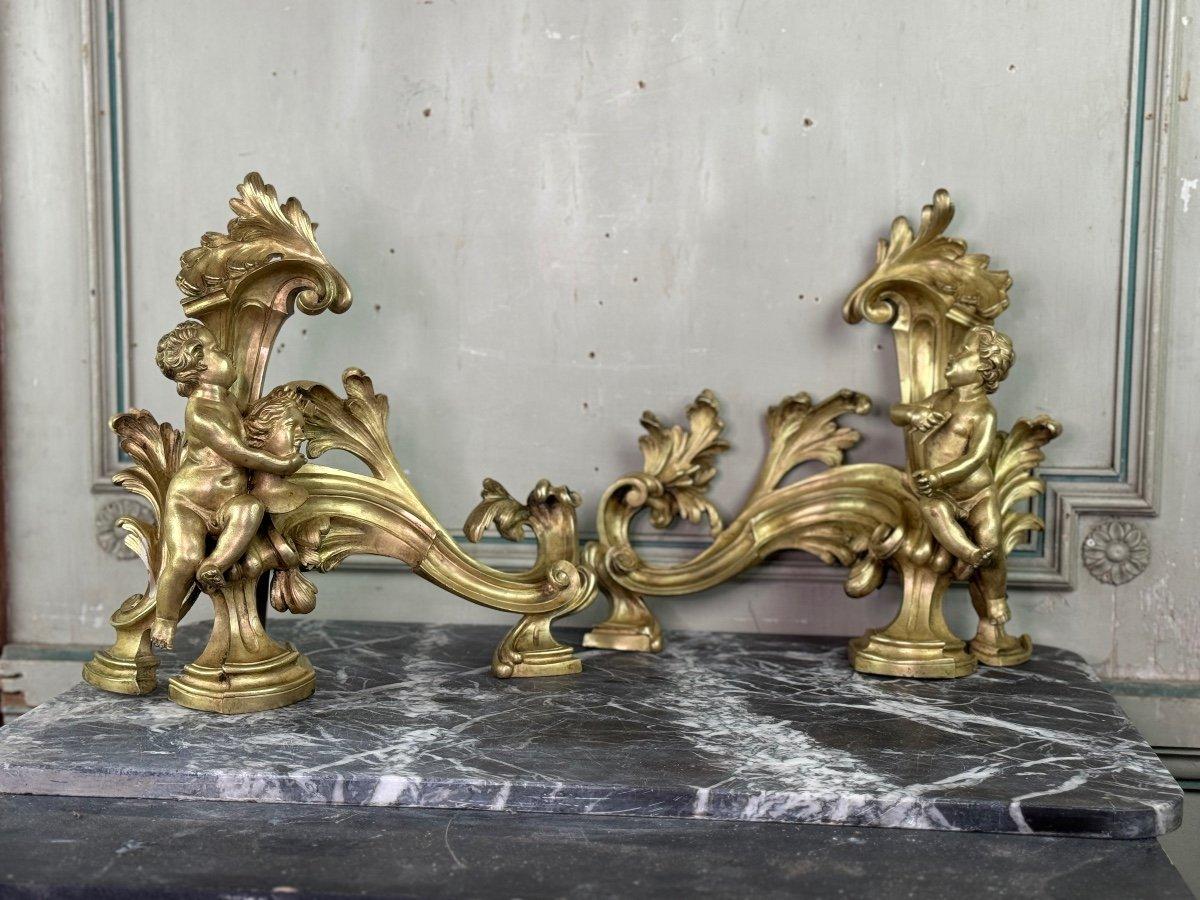 Legno Coppia di Chenêts in bronzo cesellato e dorato su modello di Jacques Caffieri in vendita