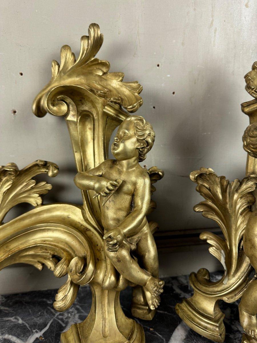 Coppia di Chenêts in bronzo cesellato e dorato su modello di Jacques Caffieri in vendita 1