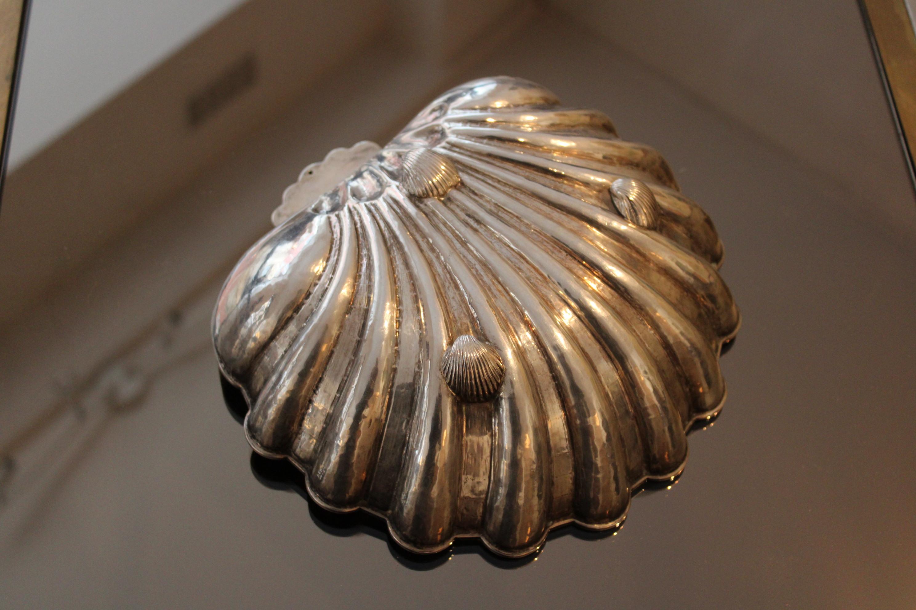 Pair of chased silver shells, stamped by the goldsmith Missaglia For Sale 4